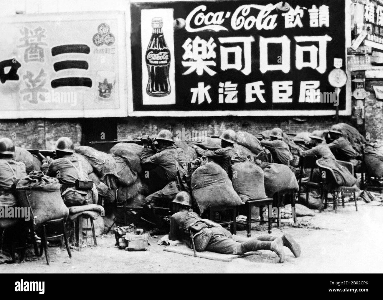 China/Japan: Chinesische Truppen widersetzen sich der japanischen Aggression während der Schlacht von Shanghai 1937. Die Schlacht von Shanghai (1937), auf Chinesisch als die Schlacht von Songhu bekannt, war die erste der zweiundzwanzigsten großen Engagements, die zwischen der Nationalen Revolutionsarmee der Republik China und der Kaiserlich Japanischen Armee des Kaiserreichs Japan während des Zweiten Chinesisch-Japanischen Krieges ausgetragen wurden. Es war eine der größten und blutigsten Schlachten des gesamten Krieges. Stockfoto