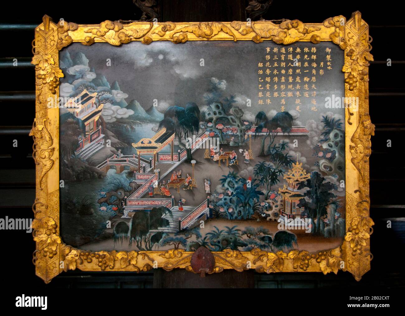 Vietnam: Ein Glas-Reverse-Gemälde im Hoa Khiem-Palast auf dem Gelände des Grabes von Kaiser Tu Duc, Hue. Die umgekehrte Malerei auf Glas ist eine Kunstform, bei der Farbe auf ein Glasstück aufgetragen und dann das Bild durch Drehen des Glases und Blick durch das Glas auf das Bild betrachtet wird. Kaiser Tự Đức (22. September 1829 – 17. Juli 1883) (vollständiger Name: Nguyễn Phúc Hồng Nhậm, auch Nguyen Phuc Thi) war der vierte Kaiser der Nguyễn-Dynastie von Vietnam und regierte von 1847 bis 1883. Stockfoto