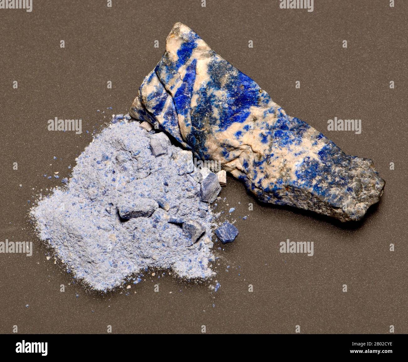 Lapis Lazuli - in Felsform, und aufgemahlen, um blaues Pigment zu machen Stockfoto