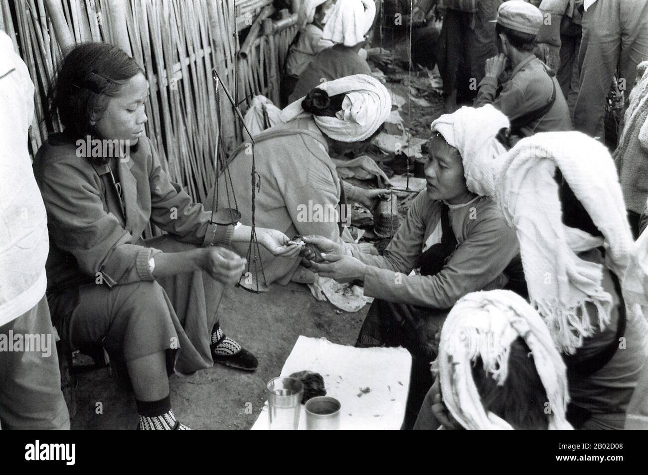 Birma/Myanmar: Opium zum Verkauf auf dem Panghsang-Markt, einem Kontrollgebiet der Kommunistischen Partei Birmas (CPB). Foto von Hseng Noung Lintner, um 1985. Die Kommunistische Partei Birmas ist die älteste existierende politische Partei in Birma. Die Partei wird von den birmanischen Behörden nicht anerkannt, was sie illegal macht; daher operiert sie in geheimer Weise, wobei sie sich oft mit aufständischen Armeen entlang der Grenze zur Volksrepublik China verbündet. Sie wird sowohl von der birmanischen Regierung als auch von den ausländischen Medien oft als Kommunistische Partei Burmas (BCP) bezeichnet. Stockfoto