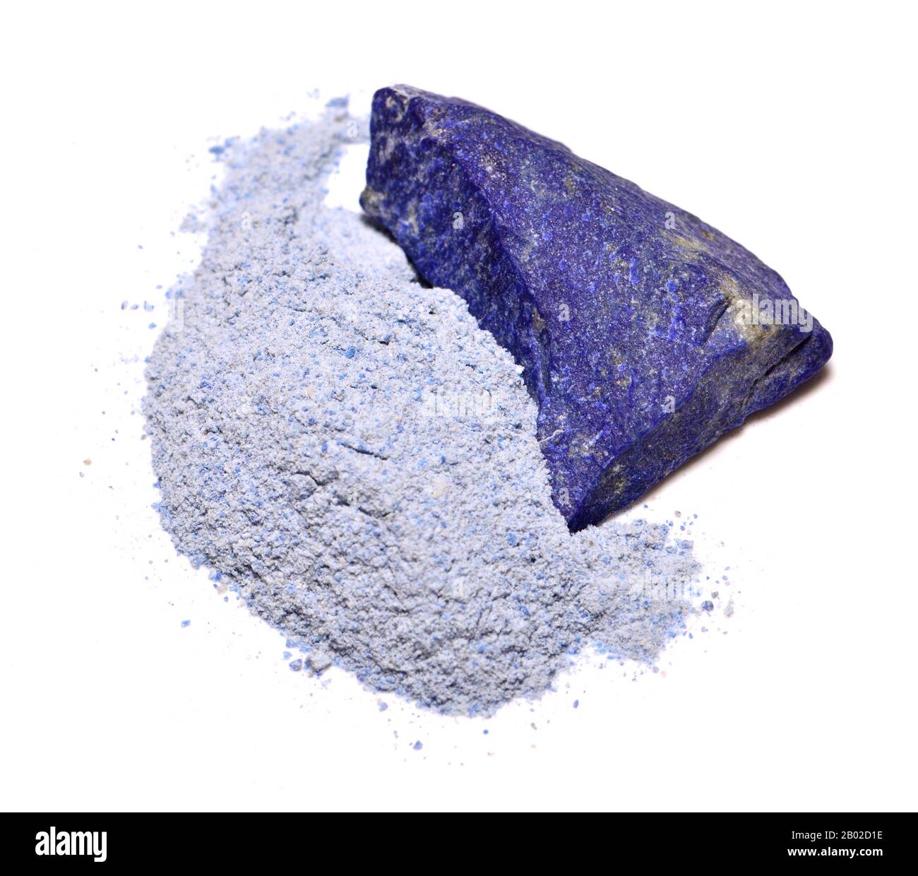 Lapis Lazuli - in Felsform und aufgemahlen, um blaues Pigment zu machen Stockfoto