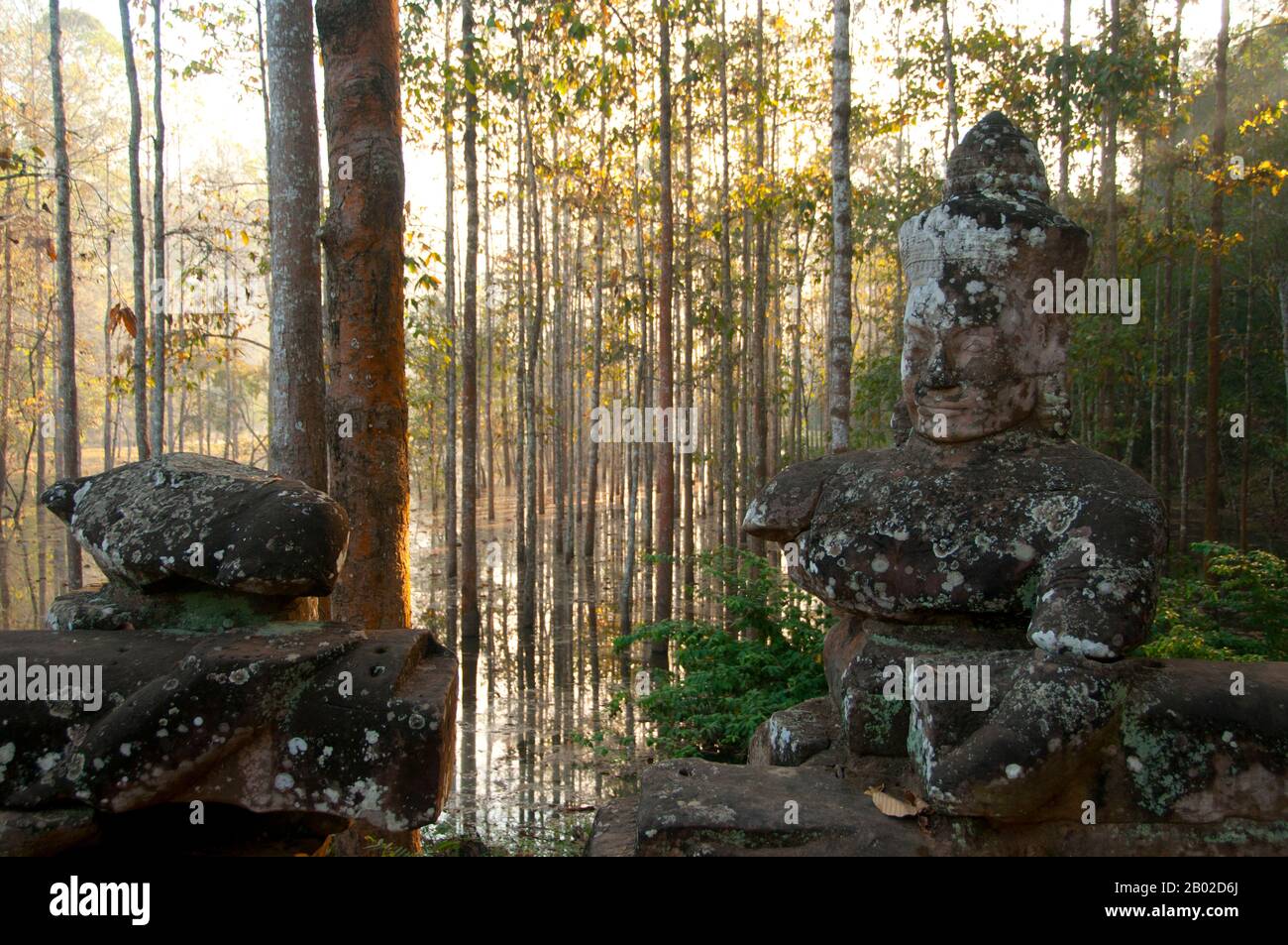 Devas werden oft in Opposition zu Asuras (sündhafte Götter) gesehen. Angkor Thom, was 'Die Große Stadt' bedeutet, liegt 1,5 km nördlich von Angkor Wat. Es wurde im späten 12. Jahrhundert von König Jayavarman VII. Erbaut und erstreckt sich über eine Fläche von 9 km², innerhalb derer sich mehrere Denkmäler aus früheren Epochen sowie solche befinden, die von Jayavarman und seinen Nachfolgern eingerichtet wurden. Es wird angenommen, dass es eine Bevölkerung von 80.000 bis 150.000 Menschen gegeben hat. Im Zentrum der Stadt befindet sich der staatliche Tempel von Jayavarman, das Bayon, mit den anderen wichtigen Stätten, die sich um den Victory Square unmittelbar im Norden gruppieren. Ang Stockfoto