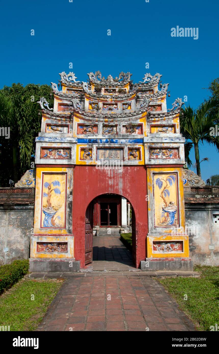 Der Tempel Hung mieu (Hưng Miếu) wurde im 19. Jahrhundert erbaut und der Verehrung von Mutter und Vater von Kaiser Gia Long gewidmet. Kaiser Gia Long ordnete 1805 den Bau der Zitadelle Hue an. Der riesige Komplex ist nach den Vorstellungen von Fengshui oder chinesischer Geomanz gebaut, aber nach den militärischen Prinzipien des französischen Militärarchitekten Sebastien de Vauban aus dem 18. Jahrhundert. Das Ergebnis ist ein ungewöhnlicher und eleganter Hybrid, eine Kaiserstadt im chinesischen Stil, die sorgfältig auf umliegende Hügel, Inseln und Wasserwege ausgerichtet ist, aber von massiven Ziegelmauern zwischen 6 und 12 Metern Höhe a verteidigt wird Stockfoto