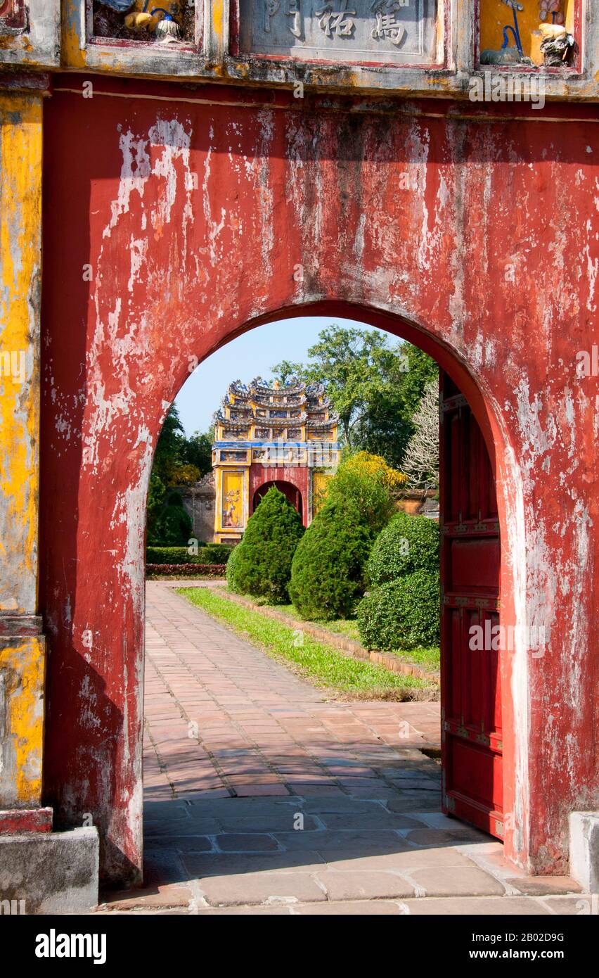 Der Thế Miếu, auch Thế Tổ Miếu genannt, ist ein Ahnentempel und wurde auf Befehl von Kaiser Minh Mạng in den Jahren 1822-1823 errichtet. Sie ehrt die Kaiser der Nguyễn-Dynastie. Neun gefärbte Urnen (vietnamesisch cửu đỉnh 九鼎) vor dem Thế Miếu wurden ebenfalls im Jahr 1822 gegossen und den ersten neun Nguyen-Kaisern gewidmet. Kaiser Gia Long ordnete 1805 den Bau der Zitadelle Hue an. Der riesige Komplex ist nach den Vorstellungen von Fengshui oder chinesischer Geomanz gebaut, aber nach den militärischen Prinzipien des französischen Militärarchitekten Sebastien de Vauban aus dem 18. Jahrhundert. Das Ergebnis ist ein un Stockfoto