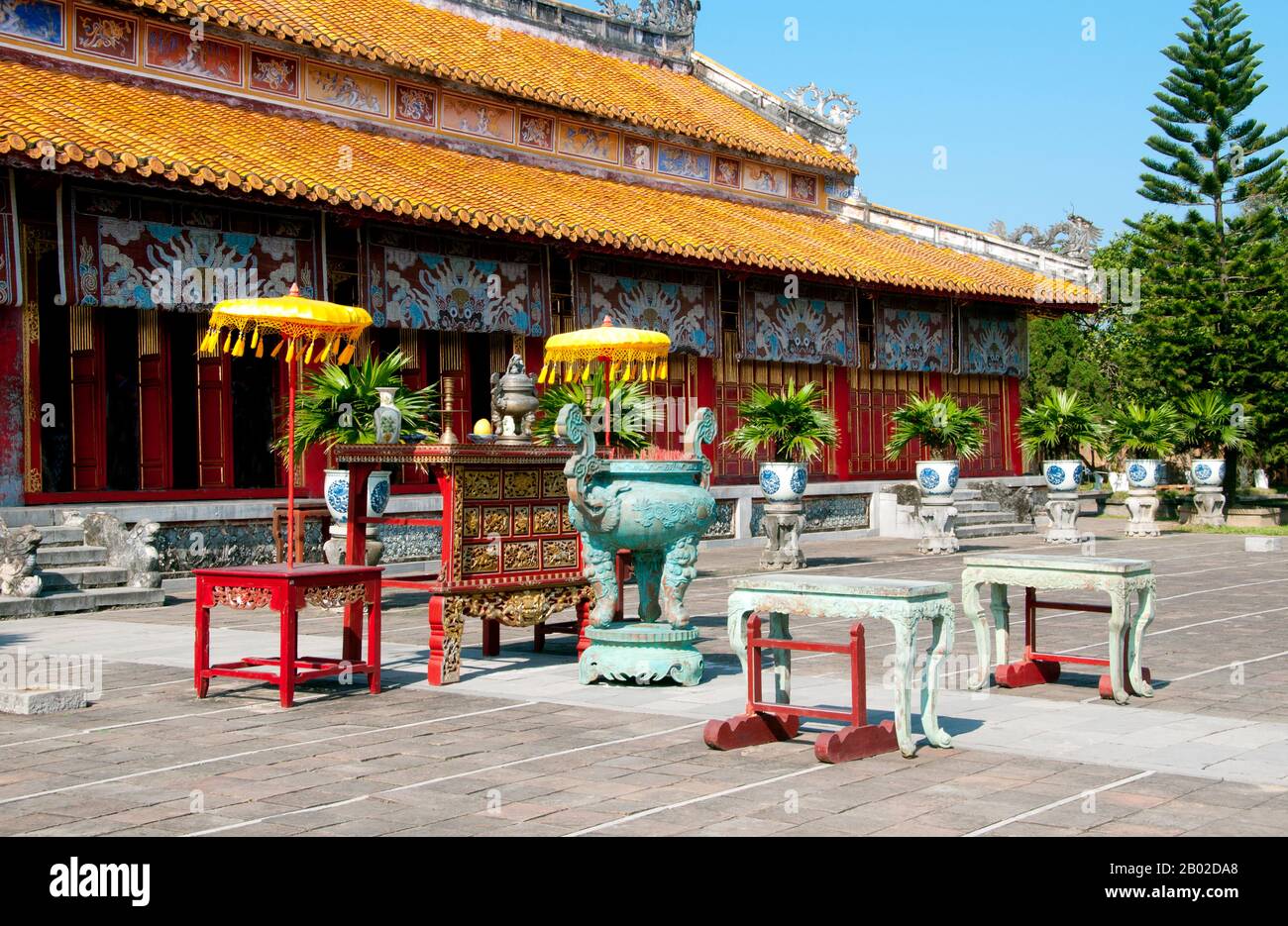 Der Thế Miếu, auch Thế Tổ Miếu genannt, ist ein Ahnentempel und wurde auf Befehl von Kaiser Minh Mạng in den Jahren 1822-1823 errichtet. Sie ehrt die Kaiser der Nguyễn-Dynastie. Neun gefärbte Urnen (vietnamesisch cửu đỉnh 九鼎) vor dem Thế Miếu wurden ebenfalls im Jahr 1822 gegossen und den ersten neun Nguyen-Kaisern gewidmet. Kaiser Gia Long ordnete 1805 den Bau der Zitadelle Hue an. Der riesige Komplex ist nach den Vorstellungen von Fengshui oder chinesischer Geomanz gebaut, aber nach den militärischen Prinzipien des französischen Militärarchitekten Sebastien de Vauban aus dem 18. Jahrhundert. Das Ergebnis ist ein un Stockfoto