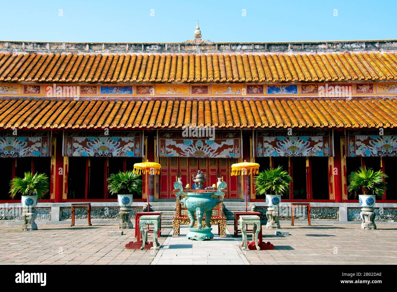 Der Thế Miếu, auch Thế Tổ Miếu genannt, ist ein Ahnentempel und wurde auf Befehl von Kaiser Minh Mạng in den Jahren 1822-1823 errichtet. Sie ehrt die Kaiser der Nguyễn-Dynastie. Neun gefärbte Urnen (vietnamesisch cửu đỉnh 九鼎) vor dem Thế Miếu wurden ebenfalls im Jahr 1822 gegossen und den ersten neun Nguyen-Kaisern gewidmet. Kaiser Gia Long ordnete 1805 den Bau der Zitadelle Hue an. Der riesige Komplex ist nach den Vorstellungen von Fengshui oder chinesischer Geomanz gebaut, aber nach den militärischen Prinzipien des französischen Militärarchitekten Sebastien de Vauban aus dem 18. Jahrhundert. Das Ergebnis ist ein un Stockfoto