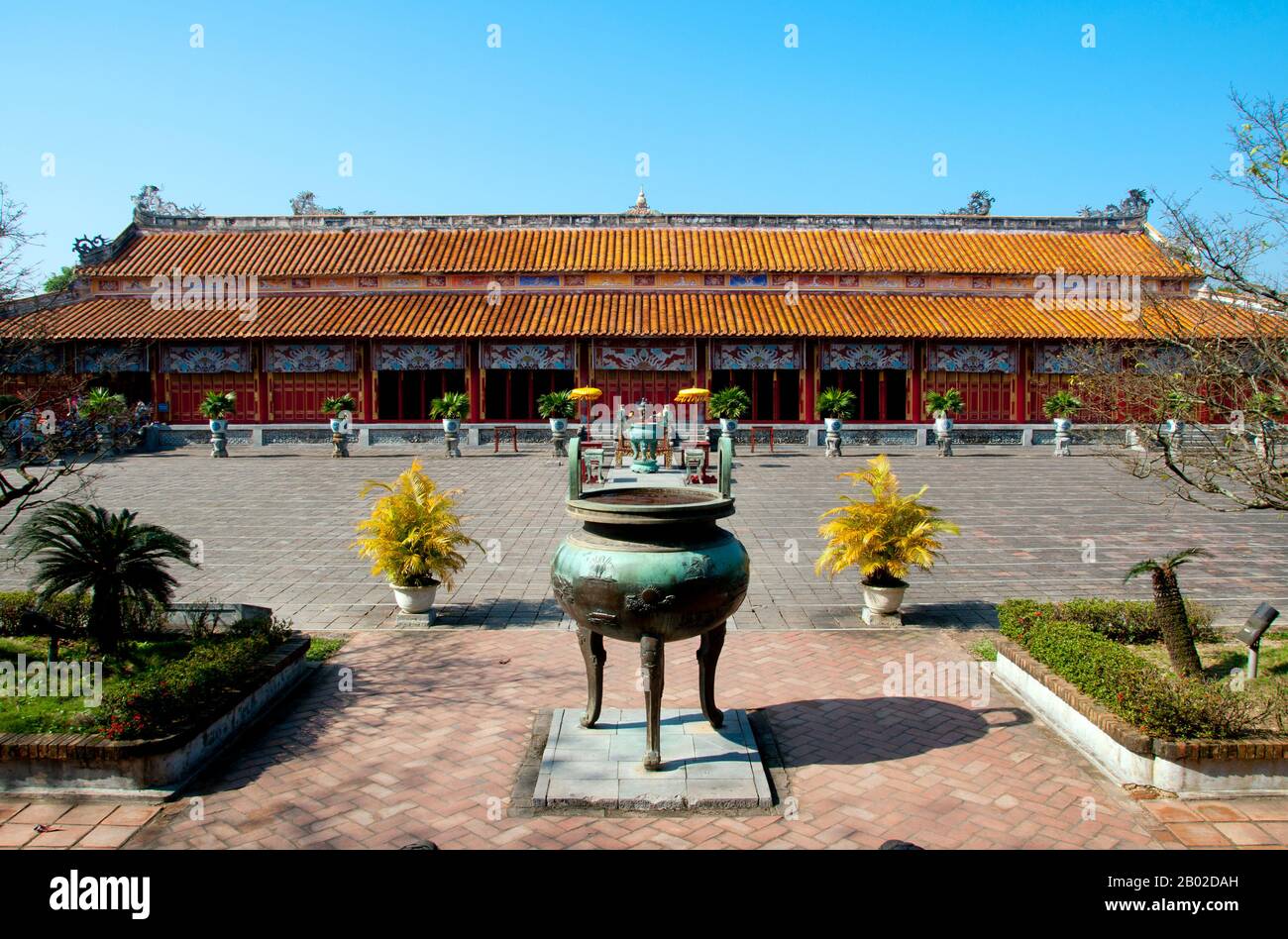 Der Thế Miếu, auch Thế Tổ Miếu genannt, ist ein Ahnentempel und wurde auf Befehl von Kaiser Minh Mạng in den Jahren 1822-1823 errichtet. Sie ehrt die Kaiser der Nguyễn-Dynastie. Neun gefärbte Urnen (vietnamesisch cửu đỉnh 九鼎) vor dem Thế Miếu wurden ebenfalls im Jahr 1822 gegossen und den ersten neun Nguyen-Kaisern gewidmet. Kaiser Gia Long ordnete 1805 den Bau der Zitadelle Hue an. Der riesige Komplex ist nach den Vorstellungen von Fengshui oder chinesischer Geomanz gebaut, aber nach den militärischen Prinzipien des französischen Militärarchitekten Sebastien de Vauban aus dem 18. Jahrhundert. Das Ergebnis ist ein un Stockfoto