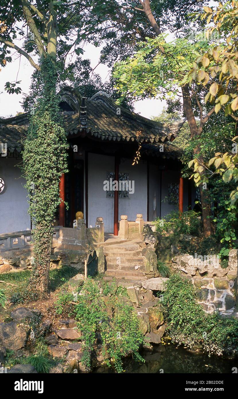 Blue Wave Pavilion hat seinen Namen von einem Wasserpavillon, der 1044 von dem Dichter Su Shunqin erbaut wurde. Es ist der älteste Garten in Suzhou, mit einem wilderen Design als die anderen, mit Steinhäusern und künstlichen, mit Bambus verzierten Hillocks. Suzhou, die Stadt der Kanäle und Gärten, wurde von Marco Polo "Venedig des Ostens" genannt. Ein altes chinesisches Sprichwort besagt: "Im Himmel gibt es das Paradies; auf der Erde gibt es Suzhou". Die Liebesbeziehung der Stadt mit Gärten geht auf 2.500 Jahre zurück und dauert immer noch an. Zur Zeit der Ming-Dynastie (1368-1644) gab es 250 Gärten, von denen etwa hundert überleben. Stockfoto