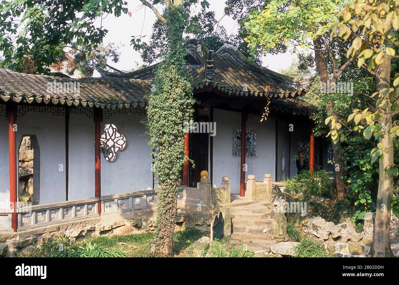 Blue Wave Pavilion hat seinen Namen von einem Wasserpavillon, der 1044 von dem Dichter Su Shunqin erbaut wurde. Es ist der älteste Garten in Suzhou, mit einem wilderen Design als die anderen, mit Steinhäusern und künstlichen, mit Bambus verzierten Hillocks. Suzhou, die Stadt der Kanäle und Gärten, wurde von Marco Polo "Venedig des Ostens" genannt. Ein altes chinesisches Sprichwort besagt: "Im Himmel gibt es das Paradies; auf der Erde gibt es Suzhou". Die Liebesbeziehung der Stadt mit Gärten geht auf 2.500 Jahre zurück und dauert immer noch an. Zur Zeit der Ming-Dynastie (1368-1644) gab es 250 Gärten, von denen etwa hundert überleben. Stockfoto
