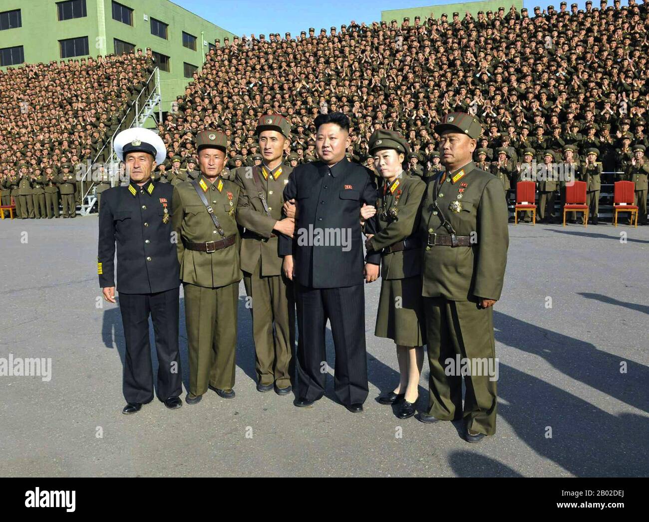 Kim Jong-un, auch als Kim Jong-eun oder Kim jung-eun romanisiert, (* 8. Januar 1983 oder 1984), ist der amtierende Oberste Nordkoreas, Stand 28. Dezember 2011. Er wurde nach der Staatsbestattung für seinen Vater Kim Jong-il offiziell zum obersten Führer erklärt. Er ist der dritte und jüngste Sohn seines verstorbenen Vorgängers Kim Jong-il und seines Konsovtes Ko Young-hee. Ab Ende 2010 wurde Kim Jong-un als Erbe der Führung der Nation angesehen und nach dem Tod seines Vaters wurde er vom nordkoreanischen Staatsfernsehen als "Großer Nachfolger" angekündigt. Er ist ein Daejang im koreanischen Stockfoto