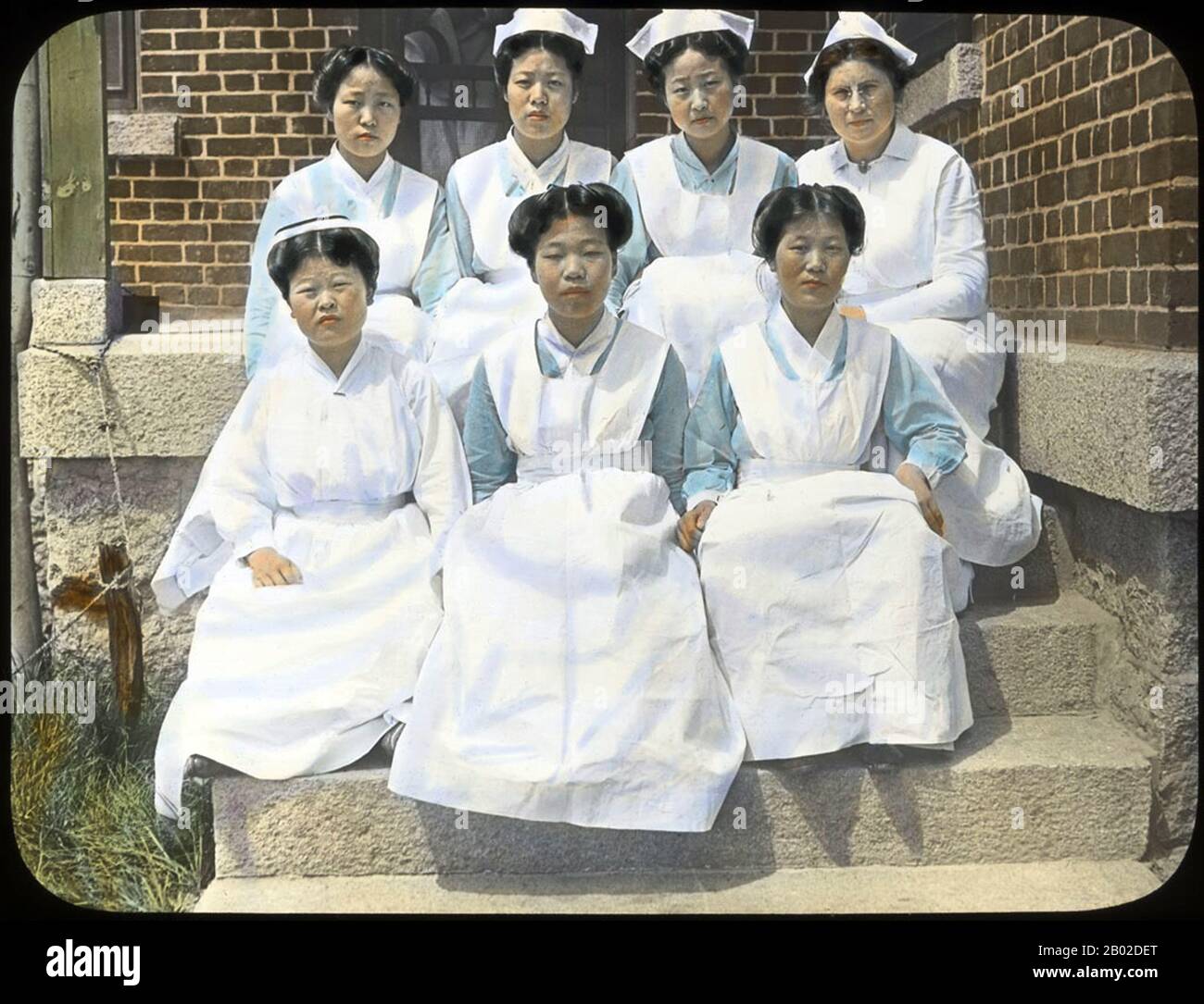 Korea: Krankenschwestern am Haeju Hospital, Nordkorea, um 1908-1922. Haeju ist eine Stadt in der Provinz Süd-Hwanghae in der Nähe der Haeju Bay in Nordkorea. Es ist das Verwaltungszentrum der Provinz South Hwanghae. Bis 2000 wird die Bevölkerung der Stadt auf 236 000 geschätzt. Zu Beginn des 20. Jahrhunderts wurde es zu einem strategischen Hafen im chinesisch-koreanischen Handel. Haeju hat Chemieunternehmen und eine Zementfabrik. Das Gebiet um Haeju ist bekannt, dass es seit dem Neolithikum besiedelt ist, da Muschelhügel, Töpferwaren und Steinwerkzeuge in Ryongdangp'o gefunden wurden Stockfoto