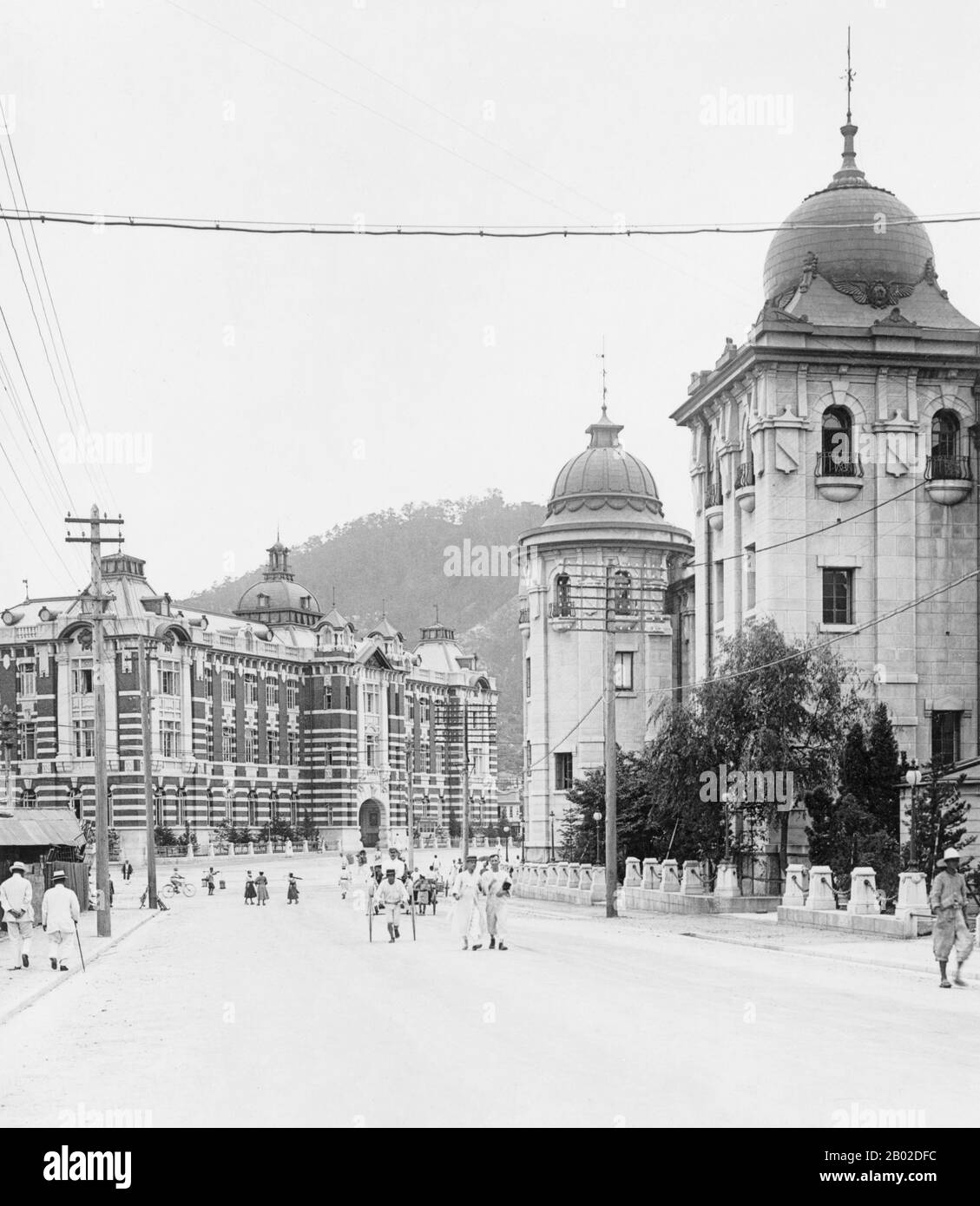 Korea: Die Namdaemun- und Myeongdong-Gebiete, die sogenannte "Bank Street". Das Gebäude auf der rechten Seite war die Joseonbank, auf der linken Seite das Postamt. Seoul, ca. 1920er Jahre Seoul ist die Hauptstadt und größte Metropole Südkoreas. Eine Megacity mit mehr als 10 Millionen Einwohnern ist die größte Stadt der entwickelten Welt. Die Hauptstadt von Seoul, zu der auch die umliegende Metropole Incheon und die Provinz Gyeonggi gehören, ist mit über 25,6 Millionen Einwohnern die zweitgrößte Metropolregion der Welt. Sie beherbergt mehr als die Hälfte der Südkoreaner und 632.000 internationale Einwohner. Stockfoto