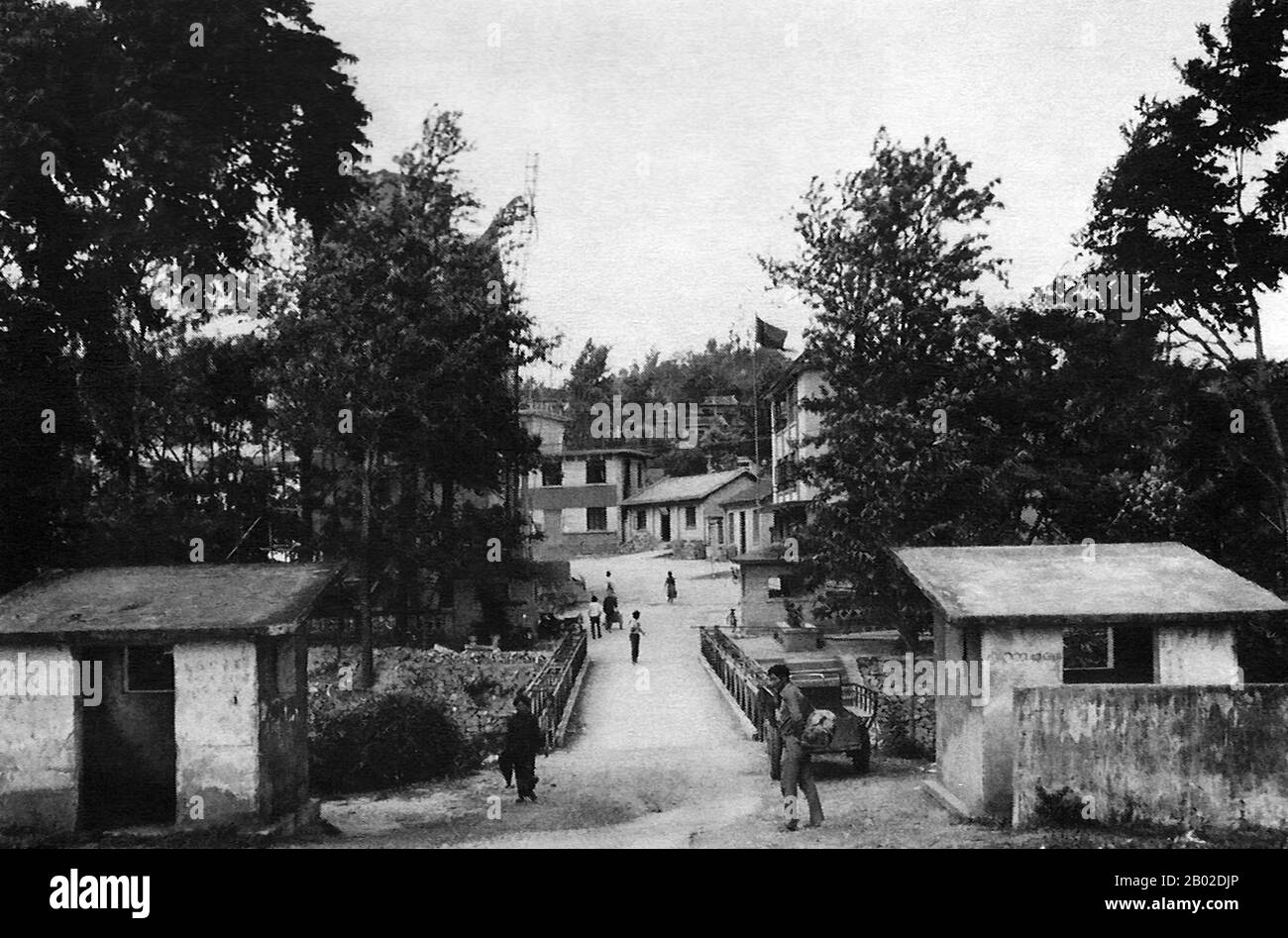 Birma/Myanmar: Grenzbrücke, an der die Burma-Straße nach China führt, Panghsai-Wanding. Kommunistische Partei Birmas (CPB). Foto von Hseng Noung Lintner, 1986. Die Kommunistische Partei Birmas ist die älteste existierende politische Partei in Birma. Die Partei wird von den birmanischen Behörden nicht anerkannt, was sie illegal macht; daher operiert sie in geheimer Weise, wobei sie sich oft mit aufständischen Armeen entlang der Grenze zur Volksrepublik China verbündet. Sie wird sowohl von der birmanischen Regierung als auch von den ausländischen Medien oft als Kommunistische Partei Burmas (BCP) bezeichnet. Stockfoto