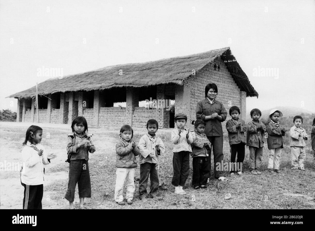 Birma/Myanmar: Die Schule in Panghsang, Region der Kommunistischen Partei Birmas (CPB). Foto von Hseng Noung Lintner, 1986. Die Kommunistische Partei Birmas ist die älteste existierende politische Partei in Birma. Die Partei wird von den birmanischen Behörden nicht anerkannt, was sie illegal macht; daher operiert sie in geheimer Weise, wobei sie sich oft mit aufständischen Armeen entlang der Grenze zur Volksrepublik China verbündet. Sie wird sowohl von der birmanischen Regierung als auch von den ausländischen Medien oft als Kommunistische Partei Burmas (BCP) bezeichnet. Stockfoto