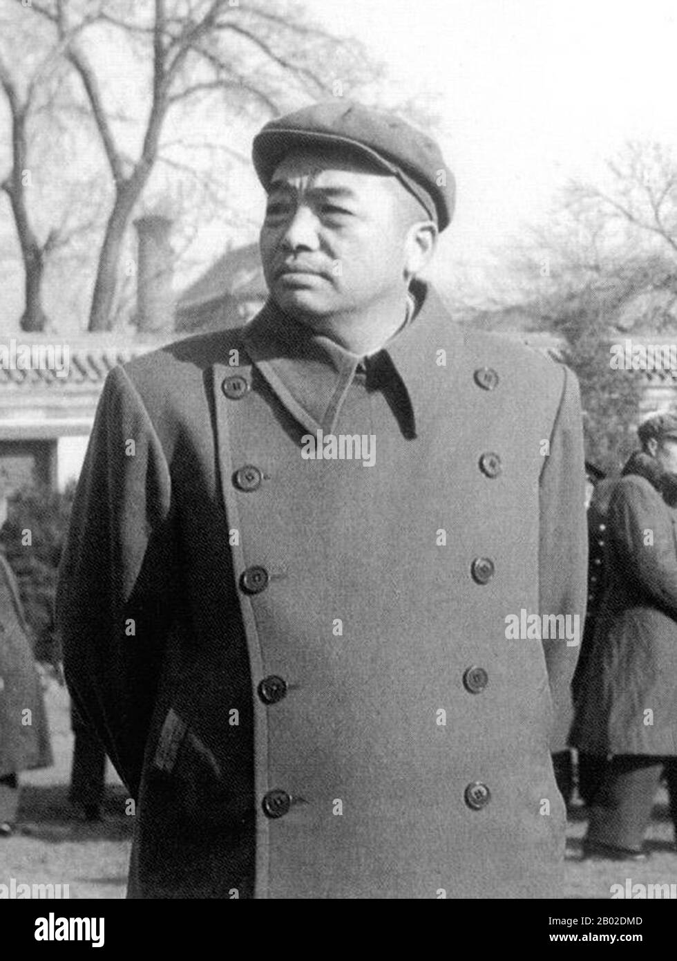China/Korea: Peng Dehuai (24. Oktober 1898 bis 29. November 1974), Marschall der Volksrepublik China, mit Mao Zedong (26. Dezember 1893 bis 9. September 1976) kurz nach Peng aus dem Koreakrieg 1953. Peng Dehuai (Pinyin: Péng Déhuái) war ein prominenter chinesischer kommunistischer Militärführer und war von 1954 bis 1959 Chinas Verteidigungsminister. Peng wurde in eine arme Bauernfamilie geboren und erhielt mehrere Jahre Grundschulbildung, bevor ihn die Armut seiner Familie zwang, seine Ausbildung ab dem 10. Lebensjahr einzustellen und mehrere Jahre als Handarbeiter zu arbeiten. Stockfoto