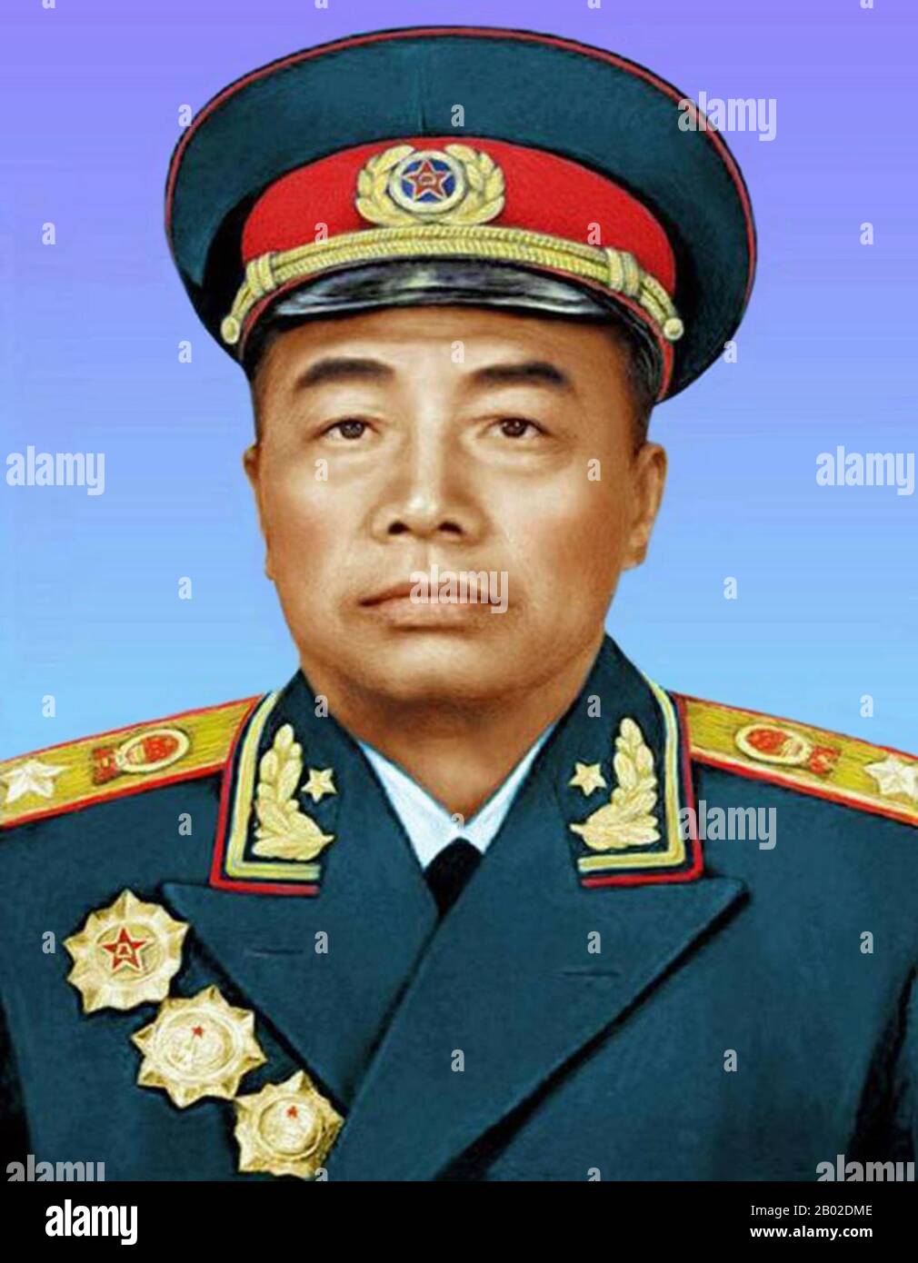 China: Peng Dehuai (24. Oktober 1898 bis 29. November 1974), Marschall der Volksrepublik China, Stellvertretender Befehlshaber der Hauptarmee der 8. Route, Stellvertretender Befehlshaber der Hauptarmee der Volksbefreiungsarmee, Kommandeur der Hauptfreiwilligen Volksarmee in Korea. Offizielles Porträt. Peng Dehuai (Pinyin: Péng Déhuái) war ein prominenter chinesischer kommunistischer Militärführer und war von 1954 bis 1959 Chinas Verteidigungsminister. Peng wurde in eine arme Bauernfamilie geboren und erhielt mehrere Jahre Grundschulbildung, bevor ihn die Armut seiner Familie zwang, seine Ausbildung ab dem 10. Lebensjahr auszusetzen. Stockfoto