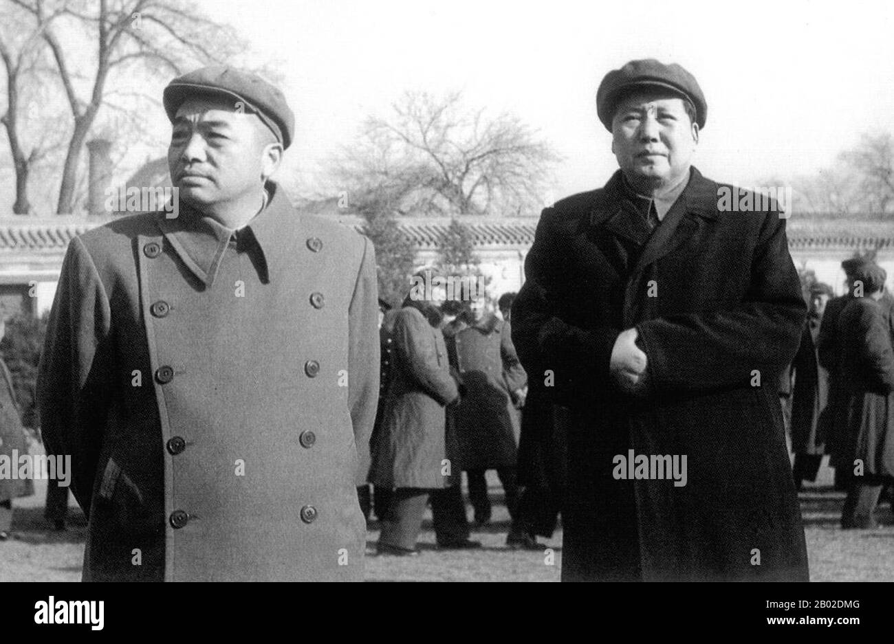 China/Korea: Peng Dehuai (24. Oktober 1898 bis 29. November 1974), Marschall der Volksrepublik China, mit Mao Zedong (26. Dezember 1893 bis 9. September 1976) kurz nach Peng aus dem Koreakrieg 1953. Peng Dehuai (Pinyin: Péng Déhuái) war ein prominenter chinesischer kommunistischer Militärführer und war von 1954 bis 1959 Chinas Verteidigungsminister. Peng wurde in eine arme Bauernfamilie geboren und erhielt mehrere Jahre Grundschulbildung, bevor ihn die Armut seiner Familie zwang, seine Ausbildung ab dem 10. Lebensjahr einzustellen und mehrere Jahre als Handarbeiter zu arbeiten. Stockfoto