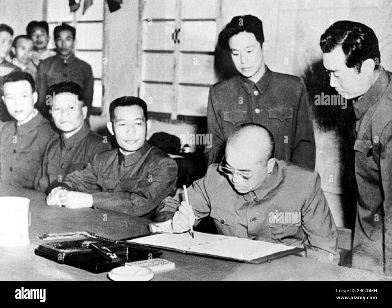 China/Korea: Peng Dehuai (24. Oktober 1898 bis 29. November 1974), Oberbefehlshaber der chinesischen Freiwilligenarmee in Korea, unterzeichnet das Waffenübereinkommen von 1953, mit dem der Koreakrieg in Kaesong beendet wird. Der Koreakrieg (25. Juni 1950 – Waffenstillstand am 27. Juli 1953 unterzeichnet) war ein militärischer Konflikt zwischen der Republik Korea, unterstützt von den Vereinten Nationen, und Nordkorea, unterstützt von der Volksrepublik China (VR China), mit militärischer materieller Hilfe der Sowjetunion. Der Krieg war das Ergebnis der physischen Teilung Koreas durch eine Vereinbarung der siegreichen Alliierten am Ende des Zweiten Weltkriegs Stockfoto