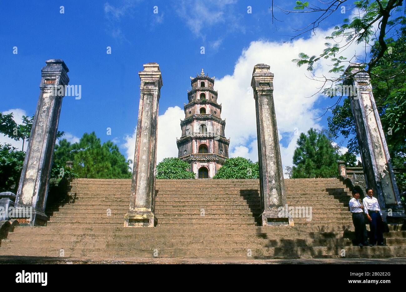 Vietnam: Thien Mu Pagoda, Hue. Die Thien-Mu-Pagode wurde 1601 unter Nguyen Hoang, dem Gouverneur der Provinz Thuan Hoa, erbaut. Obwohl er der Le-Dynastie in Hanoi Treue geschworen hatte, regierte Nguyen Hoang Thuan Hoa als unabhängigen Staat in Zentralvietnam. Die Pagode hat sieben Stockwerke und ist die höchste in Vietnam und ist oft Gegenstand von Volksreimen und Gedichten über Hue, die zwischen 1802 und 1945 die Kaiserstadt Vietnams war. Stockfoto