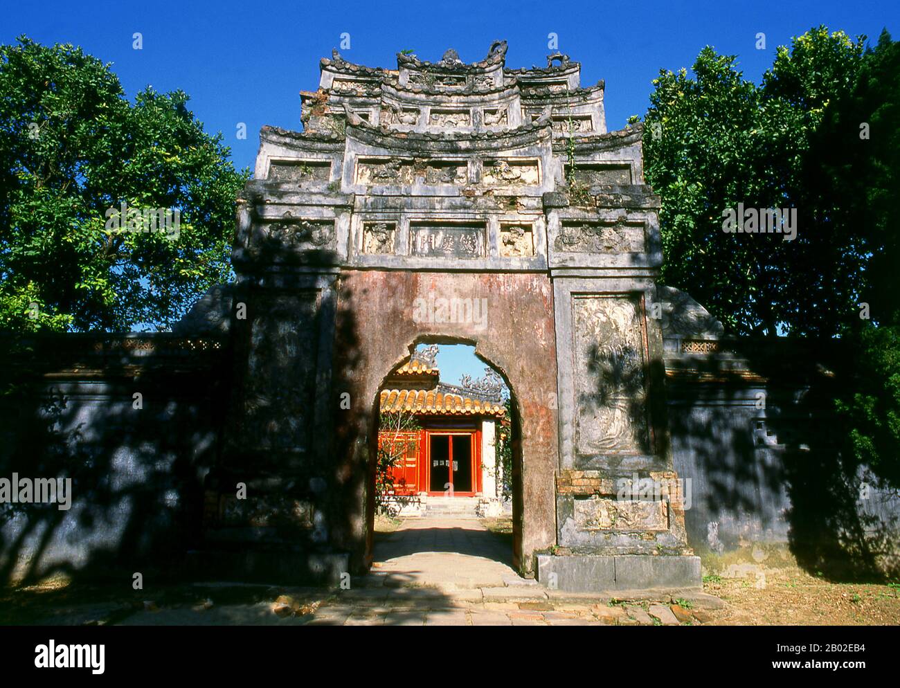 Der Tempel Hung mieu (Hưng Miếu) wurde im 19. Jahrhundert erbaut und der Verehrung von Mutter und Vater von Kaiser Gia Long gewidmet. Kaiser Gia Long ordnete 1805 den Bau der Zitadelle Hue an. Der riesige Komplex ist nach den Vorstellungen von Fengshui oder chinesischer Geomanz gebaut, aber nach den militärischen Prinzipien des französischen Militärarchitekten Sebastien de Vauban aus dem 18. Jahrhundert. Das Ergebnis ist ein ungewöhnlicher und eleganter Hybrid, eine Kaiserstadt im chinesischen Stil, die sorgfältig auf umliegende Hügel, Inseln und Wasserwege ausgerichtet ist, aber von massiven Ziegelmauern zwischen 6 und 12 Metern Höhe a verteidigt wird Stockfoto