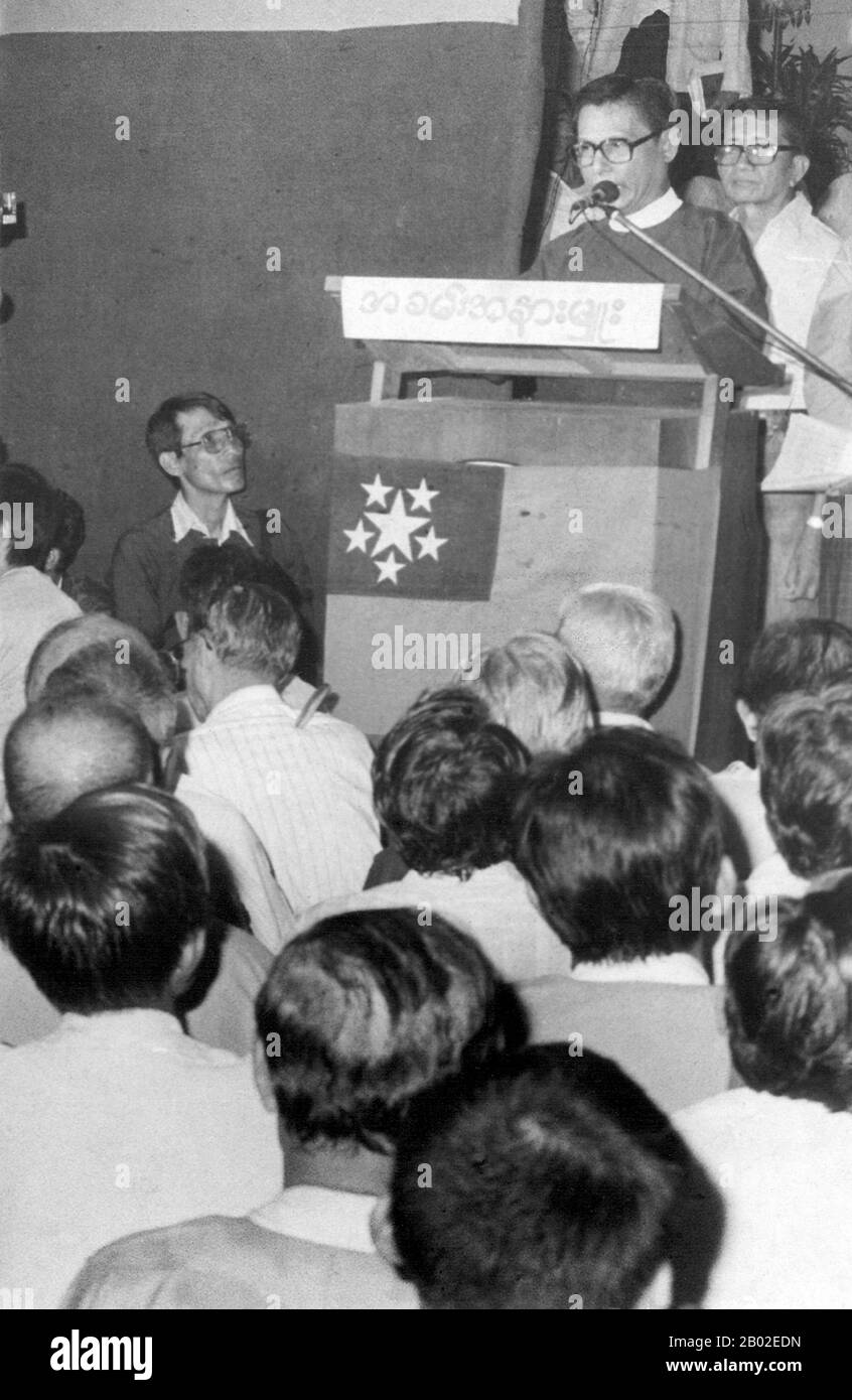 Die 8888 Nationwide Popular Pro-Democracy Protests (auch bekannt als People Power Uprising) waren eine Reihe von Aufmärschen, Demonstrationen, Protesten und Krawallen in der Sozialistischen Republik der Union Birma (heute allgemein bekannt als Birma oder Myanmar). Am 8. August 1988 kam es zu den wichtigsten Ereignissen, die daher als "8888 Uprising" bezeichnet werden. General Thura Tin Oo (birmanisch: တင်ဦး, IPA: [tɪ̀ɴ ʔú]; geboren am 3. März 1927 in Pathein, oft auch als U Tin Oo bezeichnet) ist ein pensionierter General, ehemaliger Kommandeur der Streitkräfte der Union Myanmar, hochdekorierter Soldat, Pro-Demokratie-Aktivist und Abgeordneter le Stockfoto