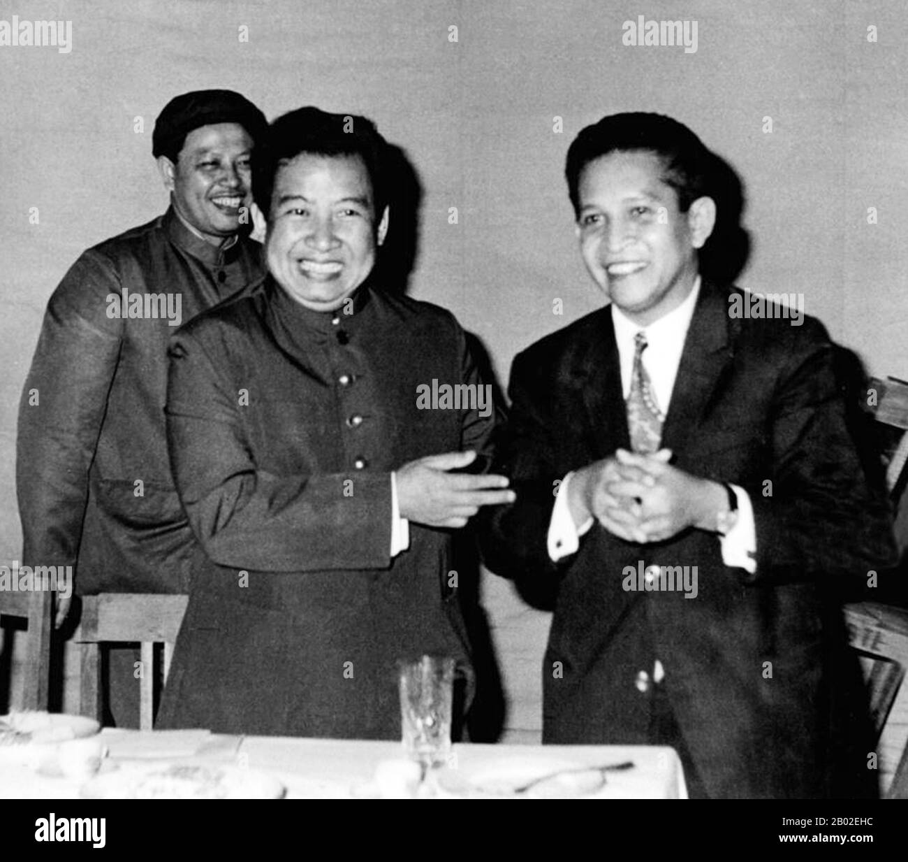 Khmer Rouge Leadership: Vorn Vet (1934-1978), geborene Pen Thuok, war bis zu seiner Verhaftung im November 1978 Vizepremierminister für die Wirtschaft des demokratischen Kampuchea (und effektiv Bruder Nr. 4 oder 5) wegen Verdachts auf Verrat. Er wurde in Tuol Sleng (S-21) verhört und gefoltert, bevor er dort, wahrscheinlich im Dezember 1978, ermordet wurde. Zwischen 1970 und 1975 war Norodom Sihanouk nominell Chef der von der Khmer Rouge dominierten Königlichen Regierung der nationalen Union von Kampuchea (Akronym aus der französischen GRUNK), der Opposition gegen Lon Nols pro-amerikanische Khmer-Republik. 1973 reiste er von Peking zum Stockfoto