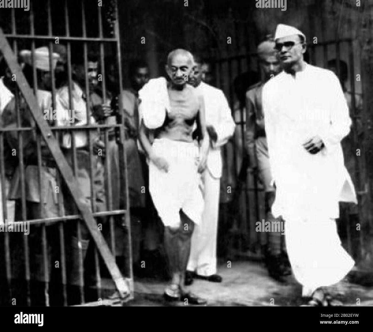 Indien: Mohandas Gandhi (2. Oktober 1869 – 30. Januar 1948) verlässt nach einem Treffen mit politischen Gefangenen, 1938. Mohandas Karamchand Gandhi war der führende politische und ideologische Führer Indiens während der indischen Unabhängigkeitsbewegung. Er war Pionier bei Satyagraha. Dies wird definiert als Widerstand gegen Tyrannei durch zivilen Massenungehorsam, eine Philosophie, die fest auf Ahimsa beruht, oder totale Gewaltlosigkeit. Dieses Konzept half Indien, Unabhängigkeit zu erlangen und inspirierte Bewegungen für Bürgerrechte und Freiheit auf der ganzen Welt. Gandhi wird oft als Mahatma Gandhi oder „große Seele“ bezeichnet. Stockfoto