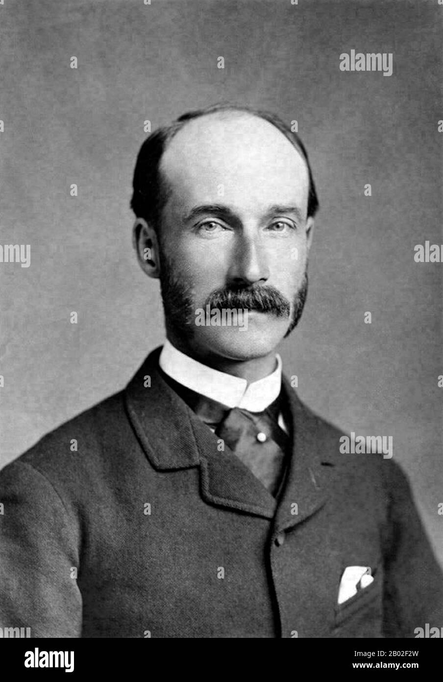 Am 21. Februar des Jahres 1891 bestellte Lord Lansdowne, der britische Vizekönig von Indien, J.W. Quinton, der hauptkommissar von Assam, Kullachandra als den König von Manipur anzuerkennen und Jubaraj Tikendrajit zu verhaften. Damit begann der Anglo-Manipur-Krieg von 1891. Der Anglo-Manipur-Krieg (1891) sah die Eroberung Manipurs durch britisch-indische Streitkräfte und die Einverleibung des kleinen Assamesischen Königreichs innerhalb des britischen Raj vor. Anschließend wurde Manipur Fürstlicher Staat unter britischer Vormundschaft. Stockfoto