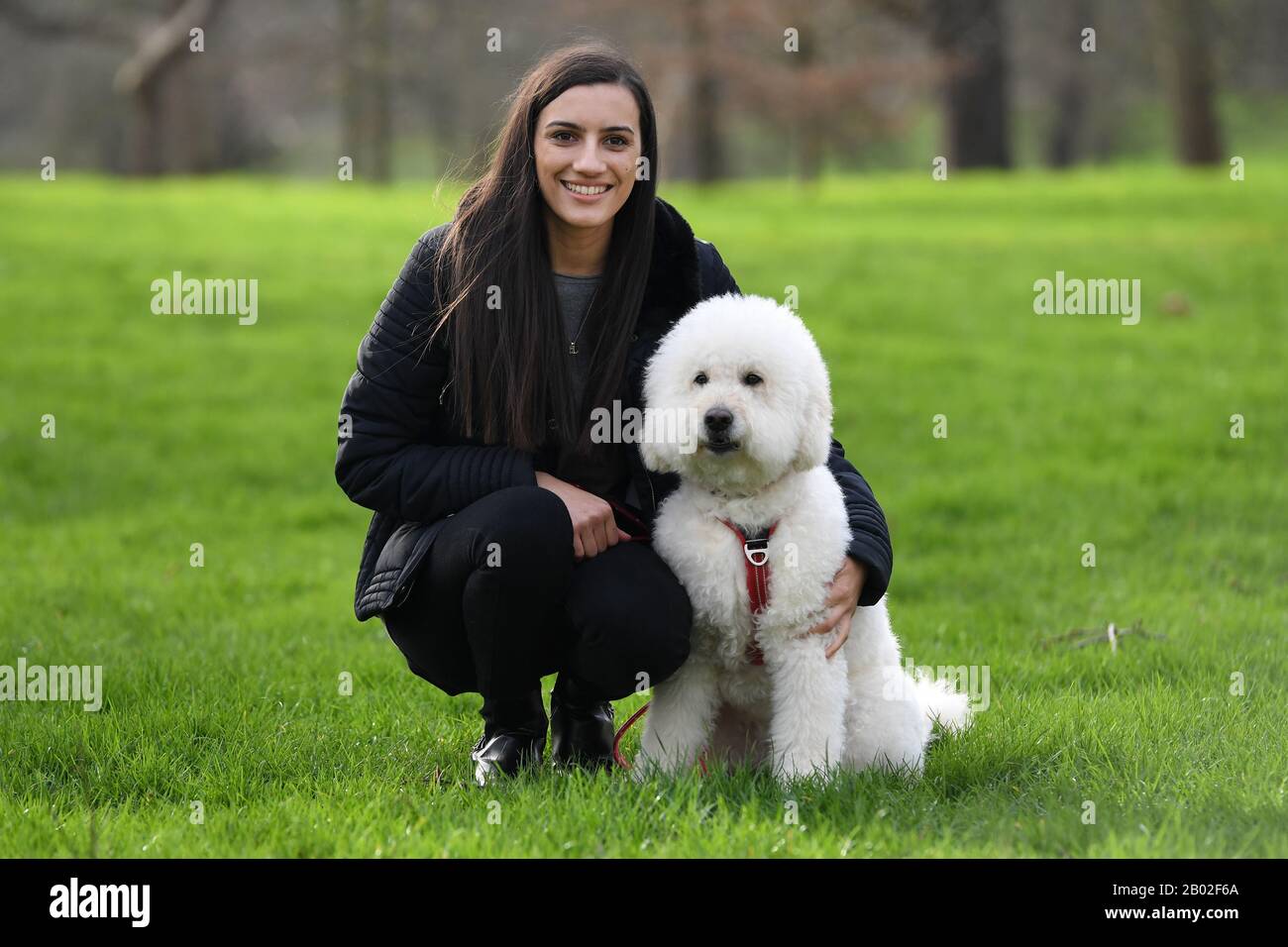 Hayley Byrne-Ingle mit ihrem Hund Ellie, einer der Finalisten für "Friends  for Life 2020", bei einer Startveranstaltung für die diesjährigen Crufts  and Friends for Life in Green Park, London Stockfotografie - Alamy