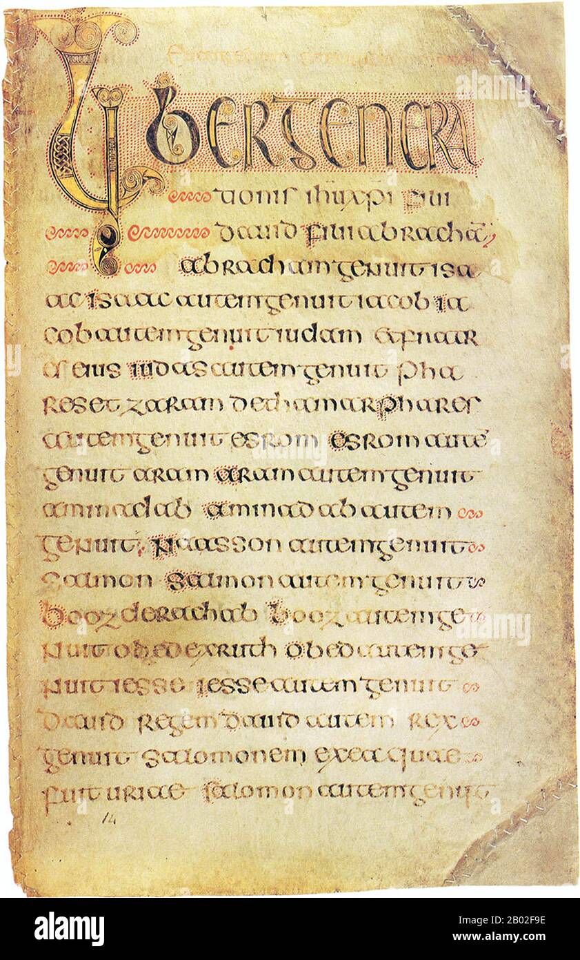 Das Buch von Durrow ist ein mittelalterlichen illuminierten Evangelienbuch im insularen Kunststil. Sie entstand vermutlich zwischen 650 und 700 CE. Der Ort der Entstehung könnte vielleicht Durrow Abbey in Irland oder ein Kloster in Northumbria im Nordosten Englands (wo das Kloster in Lindisfarne der wahrscheinliche Kandidat wäre) oder vielleicht Iona Abbey im Westen Schottlands gewesen sein -- Der Herkunftsort wird seit Jahrzehnten von Historikern debattiert, ohne dass sich ein Konsens abzeichnet. Das Buch Durrow war sicherlich um 916 in der Durrow Abbey. Heute befindet es sich in der Bibliothek am Trinity College in Dublin (MS A. 4. 5. (57)). Stockfoto