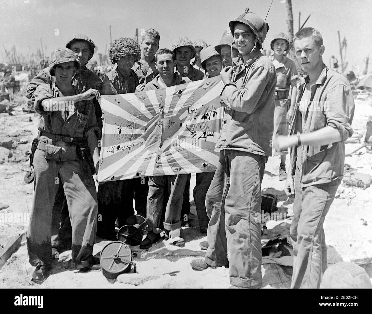 Zusammen mit den übrigen Marshalls wurde Enewetak 1914 während des ersten Weltkriegs von der Kaiserlich japanischen Marine gefangen genommen und 1920 vom Völkerbund in das japanische Reich unterstellt. Die Japaner verwalteten die Insel unter dem südpazifischen Mandat, hinterließen aber bis zum Beginn des zweiten Weltkriegs meist lokale Angelegenheiten in Händen traditioneller lokaler Führer Während der Schlacht von Eniwetok im Februar 1944 nahmen die Vereinigten Staaten Enewetak in einer fünftägigen amphibischen Operation gefangen, wobei es zu einem Großkampf auf Engebi Islet kam, der wichtigsten japanischen Installation auf dem Atoll. Auch am Mai kam es zu Gefechten Stockfoto