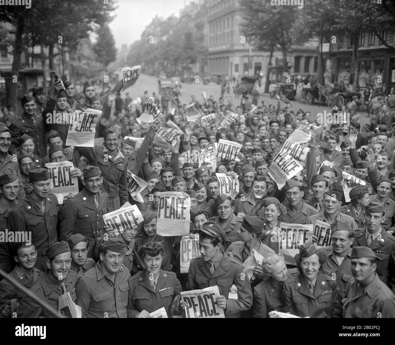 Die Kapitulation des japanischen Kaiserreichs am 2. September 1945 brachte die Feindseligkeiten des zweiten Weltkriegs zum Abschluss. Ende Juli 1945 war die Kaiserlich japanische Marine nicht in der Lage, Operationen durchzuführen, und eine Invasion der Alliierten in Japan stand bevor. Am 6. August 1945 warfen die Vereinigten Staaten eine Atombombe auf die Stadt Hiroshima ab. Am späten Abend des 8. August 1945, gemäß den Abkommen von Jalta, aber unter Verletzung des Neutralitätspakts von Japan, erklärte die Sowjetunion Japan den Krieg, und kurz nach Mitternacht am 9. August 1945 marschierte die Sowjetunion in die Kaiserlich Japanen ein Stockfoto