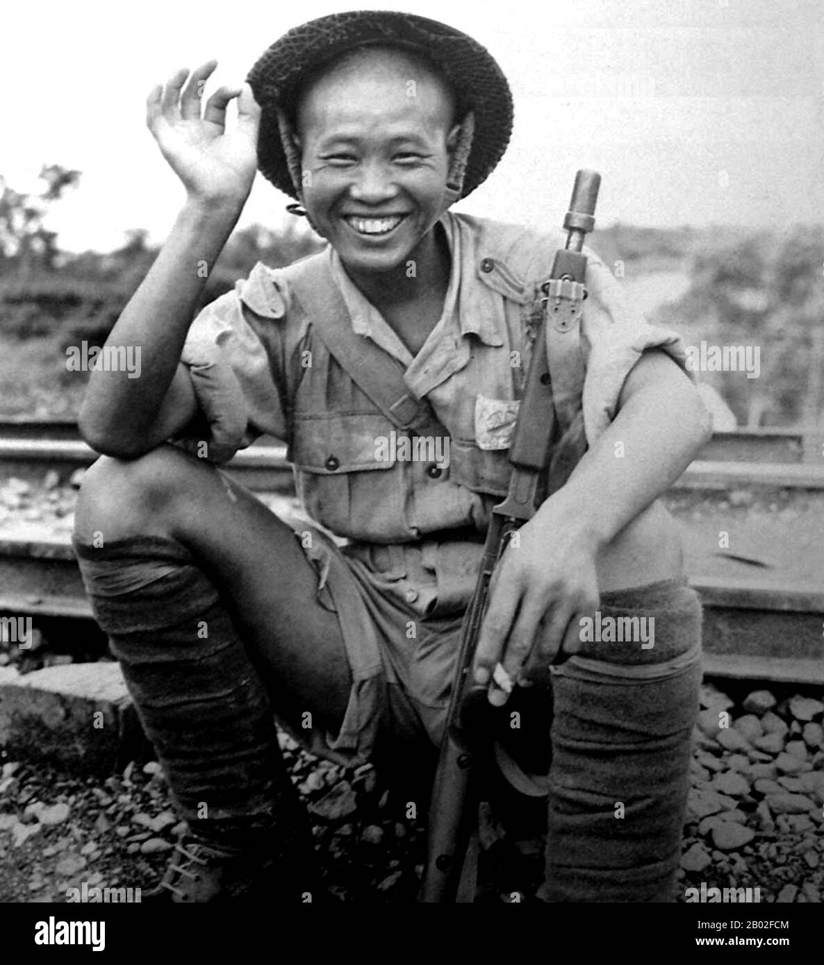 Der Zweite Chinesisch-Japanische Krieg (7. Juli 1937 - 2. September 1945), so genannt nach dem Ersten Chinesisch-Japanischen Krieg von 1894-95, war ein militärischer Konflikt, der von 1937 bis 1941 vor allem zwischen der Republik China und dem Kaisertum Japan ausgetragen wurde. China kämpfte Japan mit einiger wirtschaftlicher Hilfe aus Deutschland (bis 1941), der Sowjetunion (1937-1940) und den Vereinigten Staaten. Nach dem japanischen Angriff auf Pearl Harbor im Jahr 1941 verschmolz der Krieg in den größeren Konflikt des zweiten Weltkriegs als eine große Front dessen, was allgemein als Pazifikkrieg bekannt ist. Der Zweite Chinesisch-Japanische Krieg war der größte Asienkrieg im 20. Centu Stockfoto