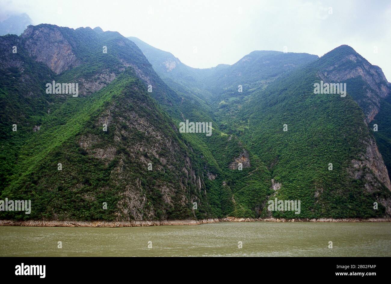 Die Drei Schluchten oder Jangtsekiang erstrecken sich von den westflussaufwärts gelegenen Städten Fengjie und Yichang in der Gemeinde Chongqing oststromabwärts bis zur Provinz Hubei. Die Region Jangtse (Chang Jiang) - Three Gorges hat eine Gesamtlänge von etwa 200 Kilometern (120 Meilen). Die Drei Schluchten nehmen in dieser Region rund 120 Kilometer (75 Meilen) ein. Der Chang Jiang (Yangzi-Fluss) ist der längste Fluss Chinas und der drittlängste der Welt. Flussaufwärts als Golden Sand River bekannt, fließt er durch das geographische, spirituelle und historische Herz Chinas. Aus seiner Quelle in der Tanggula Stockfoto