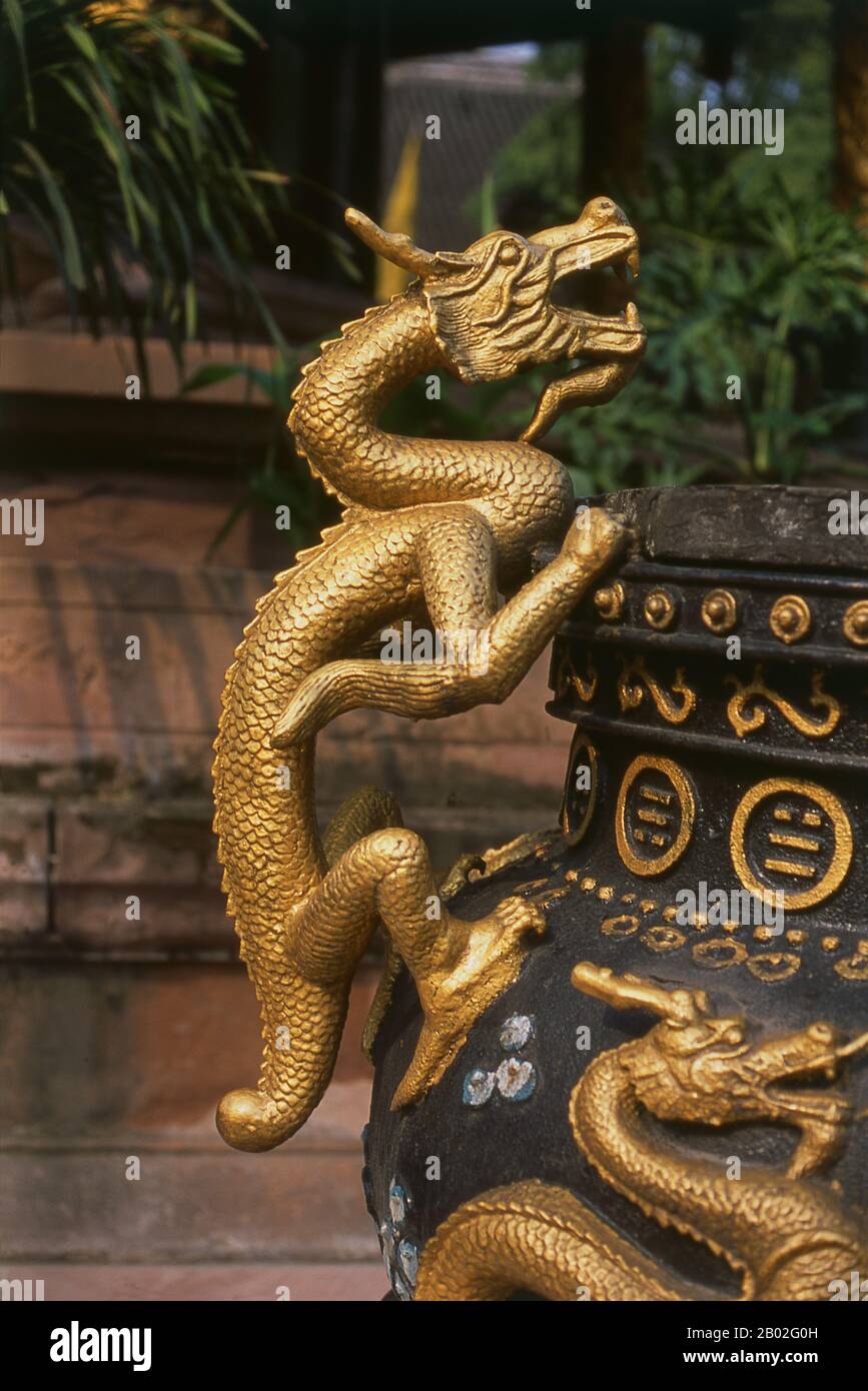 Qingyang Gong Shi (Grüner Ziegenpalasttempel) ist der älteste und größte daoistische Tempel im Südwesten Chinas. Es liegt im westlichen Teil der Stadt Chengdu. Dieser Tempel wurde ursprünglich in der frühen Tang-Dynastie (618-907) erbaut und viele Male umgebaut und repariert. Die vorhandenen Gebäude wurden größtenteils während der Qing-Dynastie (1644-1911) erbaut. Der Legende nach soll Qing Yang Gong der Geburtsort des Gründers des Taoismus, Lao Tsu/Laozi, sein und dort seine erste Predigt gehalten haben. Chengdu, früher auch Chengtu genannt, ist die Hauptstadt der Provinz Sichuan in Südwestchina. Im Ohr Stockfoto