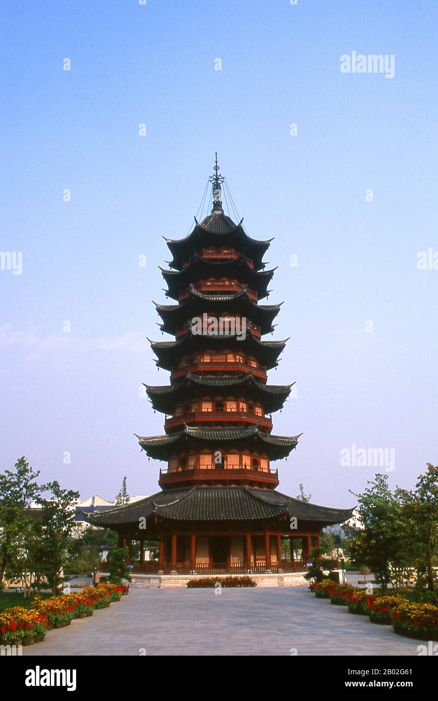 Die Ruiguang-Pagode (Ruiguang Ta) wurde 247 CE erbaut und ist die älteste Pagode in Suzhou. Suzhou, die Stadt der Kanäle und Gärten, wurde von Marco Polo "Venedig des Ostens" genannt. Ein altes chinesisches Sprichwort besagt: "Im Himmel gibt es das Paradies; auf der Erde gibt es Suzhou". Die Liebesbeziehung der Stadt mit Gärten geht auf 2.500 Jahre zurück und dauert immer noch an. Zur Zeit der Ming-Dynastie (1368-1644) gab es 250 Gärten, von denen etwa hundert überleben, obwohl nur wenige für die Öffentlichkeit zugänglich sind. Stockfoto