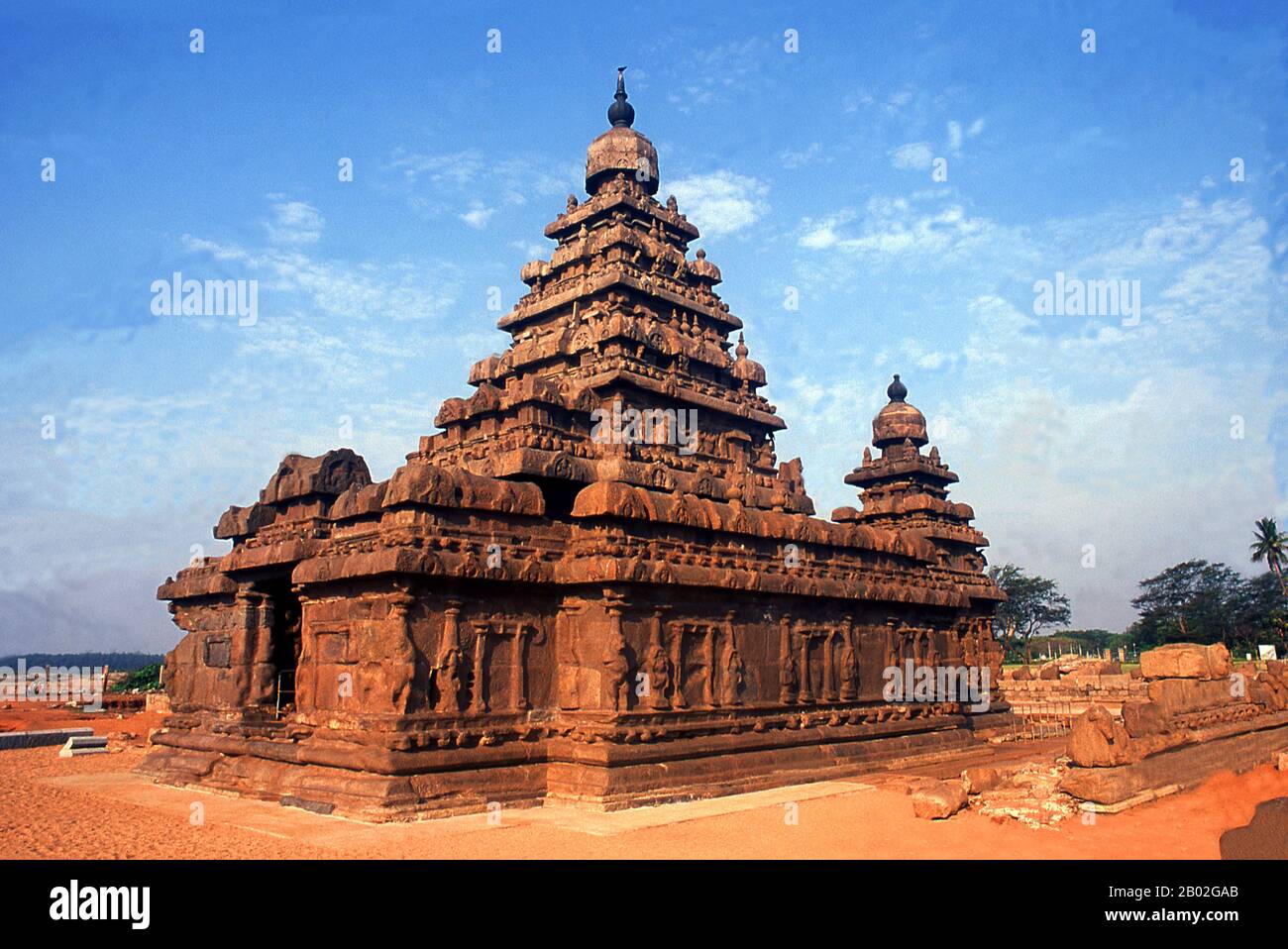 Der Shore-Tempel wurde Anfang des 8. Jahrhunderts in der Regierungszeit von Narasimhavarman II (auch Rajasimha genannt) der Pallava-Dynastie erbaut. Sie ist so benannt, weil sie das Ufer der Bucht von Bengalen überragt. Es ist ein baulicher Tempel, der mit Granitblöcken erbaut wurde. Mahabalipuram, auch bekannt als Mamallapuram (Tamil: மாமல்லபுரம்) ist eine alte historische Stadt und war ein geschäftiger Seehafen ab dem 1. Jahrhundert CE. Im 7. Jahrhundert war es die wichtigste Hafenstadt der südindischen Pallava-Dynastie. Die historischen Denkmäler, die heute gesehen wurden, wurden weitgehend zwischen dem 7. Und dem 9. Centu errichtet Stockfoto