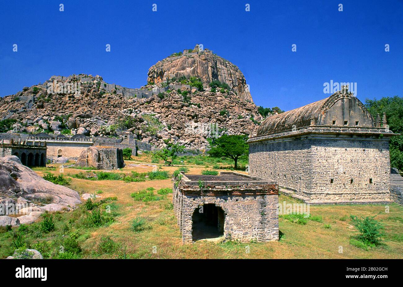 Indien: Gingee Fort, Tamil Nadu. Gingee Fort oder Senji Fort in war ursprünglich der Ort einer kleinen Festung, die von der Chola Dynastie im 9. Jahrhundert erbaut wurde. Das Fort wurde im 13. Jahrhundert von Kurumbar verändert. Das Fort in seiner heutigen Form wurde im 15. Und 16. Jahrhundert von der Nayak-Dynastie erbaut. Das Fort ging 1677 unter der Führung von Shivaji an die Marathas, 1761 an die Bijapur Sultane, die Moghuls, die Carnatic Nawabs, die Franzosen und dann die Briten vorbei. Das Fort ist eng mit Raja Tej Singh verbunden. Stockfoto