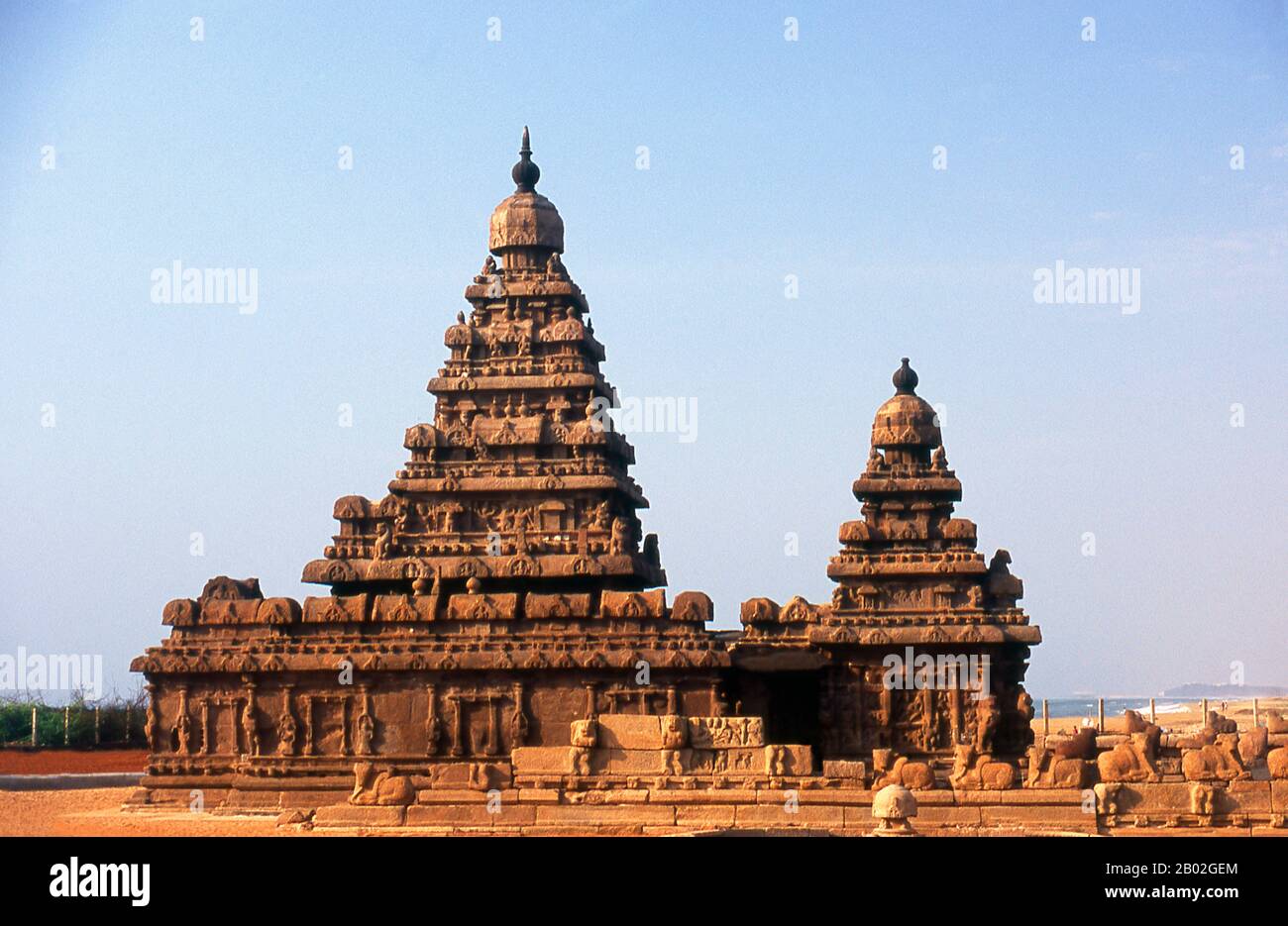 Der Shore-Tempel wurde Anfang des 8. Jahrhunderts in der Regierungszeit von Narasimhavarman II (auch Rajasimha genannt) der Pallava-Dynastie erbaut. Sie ist so benannt, weil sie das Ufer der Bucht von Bengalen überragt. Es ist ein baulicher Tempel, der mit Granitblöcken erbaut wurde. Mahabalipuram, auch bekannt als Mamallapuram (Tamil: மாமல்லபுரம்) ist eine alte historische Stadt und war ein geschäftiger Seehafen ab dem 1. Jahrhundert CE. Im 7. Jahrhundert war es die wichtigste Hafenstadt der südindischen Pallava-Dynastie. Die historischen Denkmäler, die heute gesehen wurden, wurden weitgehend zwischen dem 7. Und dem 9. Centu errichtet Stockfoto
