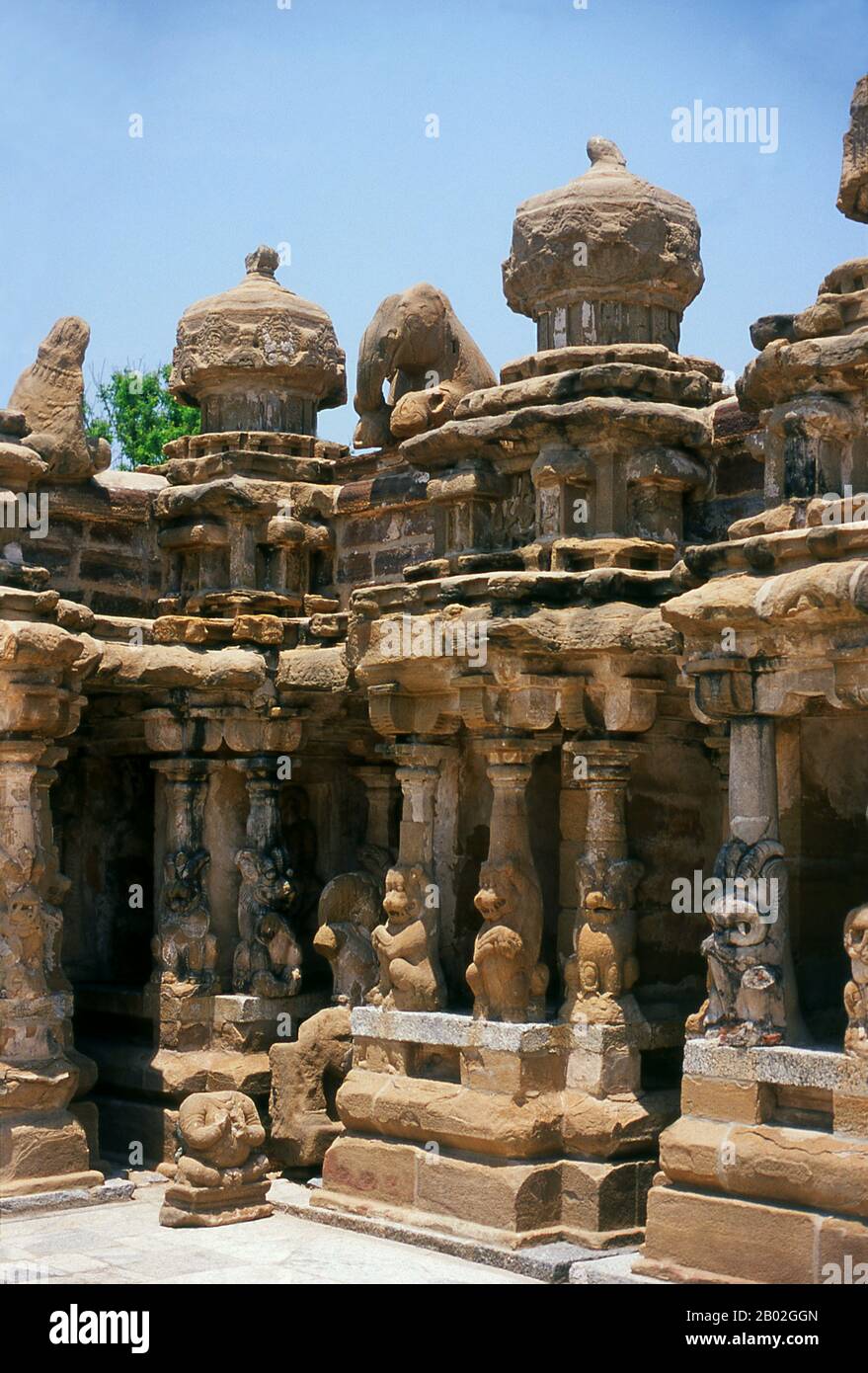 Der Kailasanathar (Herr des kosmischen Berges) Tempel ist ein Hindutempel im dravidischen Baustil. Sie ist dem gott Shiva gewidmet und wurde zwischen 685 und 705 CE vom Pallava-Dynastie-Machthaber Rajasimha erbaut. Der Bau wurde von Raajasimhas Sohn Mahendra Varma abgeschlossen. Stockfoto