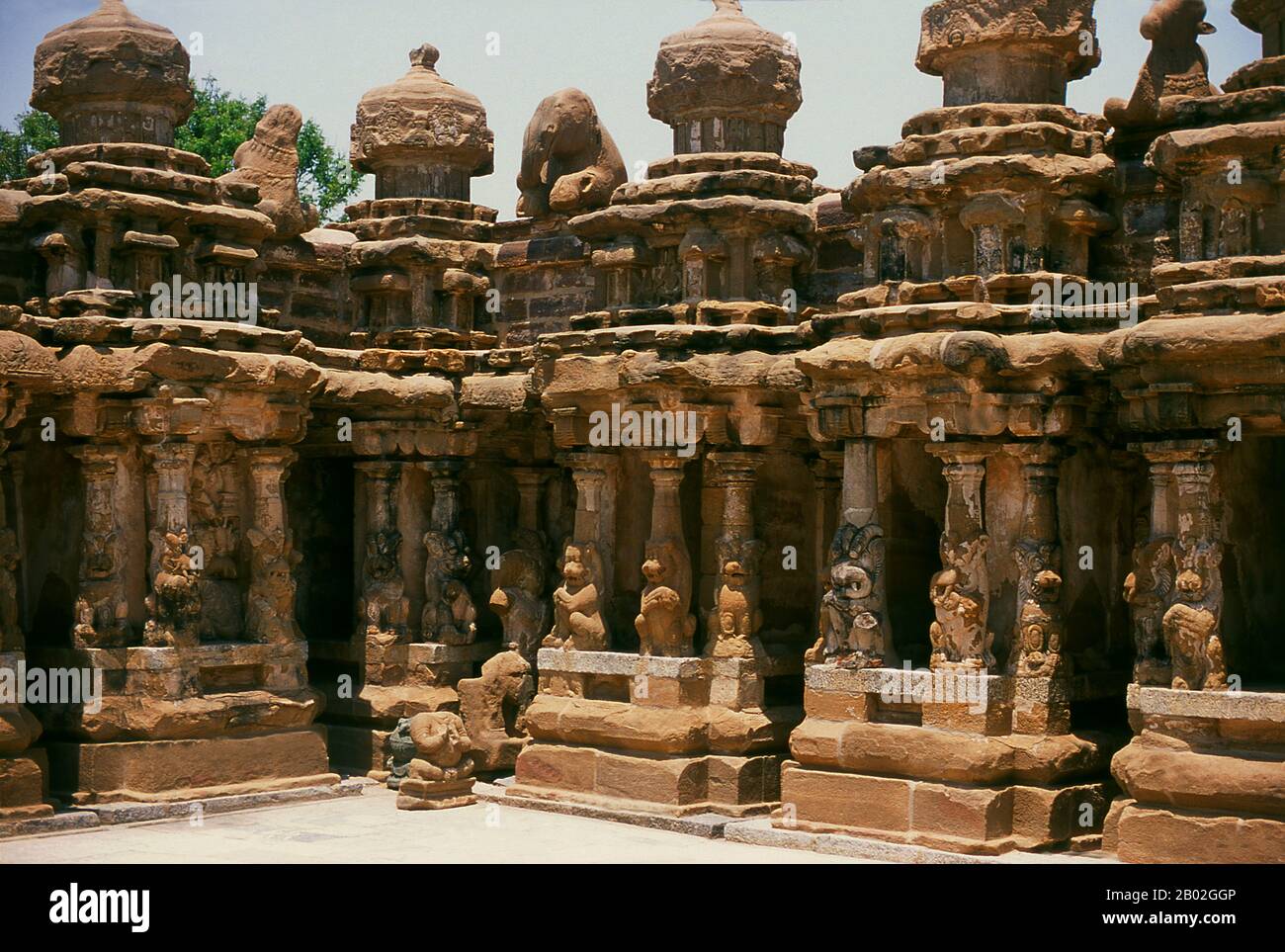 Der Kailasanathar (Herr des kosmischen Berges) Tempel ist ein Hindutempel im dravidischen Baustil. Sie ist dem gott Shiva gewidmet und wurde zwischen 685 und 705 CE vom Pallava-Dynastie-Machthaber Rajasimha erbaut. Der Bau wurde von Raajasimhas Sohn Mahendra Varma abgeschlossen. Stockfoto