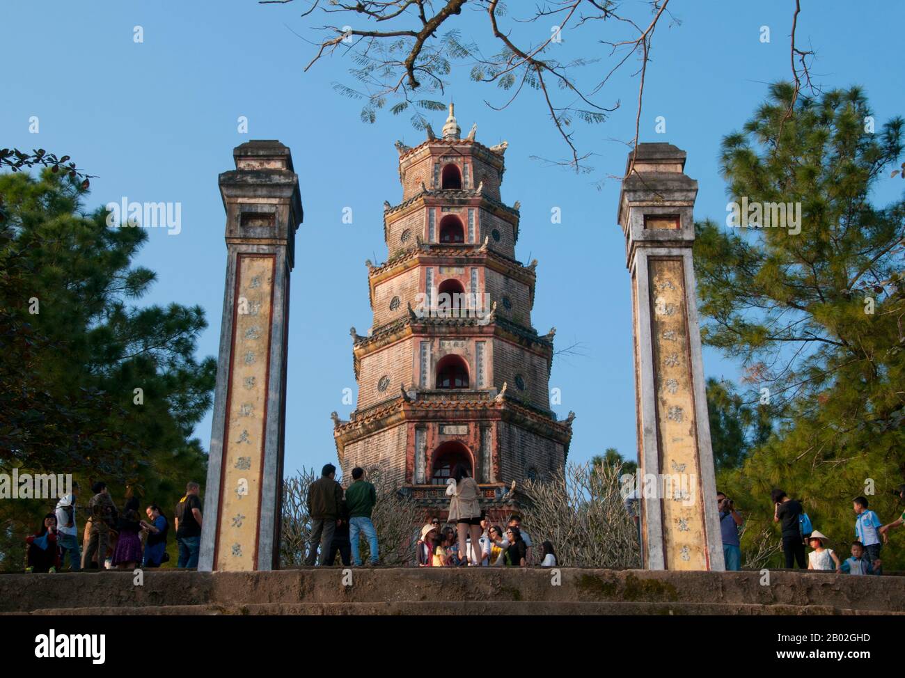 Vietnam: Thien Mu Pagoda, Hue. Die Thien-Mu-Pagode wurde 1601 unter Nguyen Hoang, dem Gouverneur der Provinz Thuan Hoa, erbaut. Obwohl er der Le-Dynastie in Hanoi Treue geschworen hatte, regierte Nguyen Hoang Thuan Hoa als unabhängigen Staat in Zentralvietnam. Die Pagode hat sieben Stockwerke und ist die höchste in Vietnam und ist oft Gegenstand von Volksreimen und Gedichten über Hue, die zwischen 1802 und 1945 die Kaiserstadt Vietnams war. Stockfoto