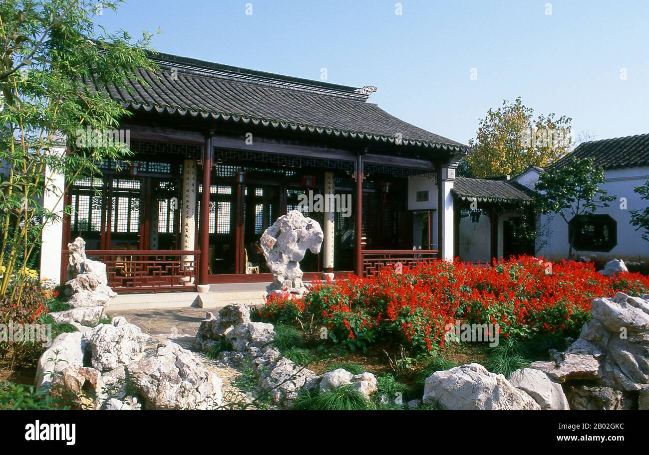 Suzhou, die Stadt der Kanäle und Gärten, wurde von Marco Polo "Venedig des Ostens" genannt. Ein altes chinesisches Sprichwort besagt: "Im Himmel gibt es das Paradies; auf der Erde gibt es Suzhou". Die Liebesbeziehung der Stadt mit Gärten geht auf 2.500 Jahre zurück und dauert immer noch an. Zur Zeit der Ming-Dynastie (1368-1644) gab es 250 Gärten, von denen etwa hundert überleben, obwohl nur wenige für die Öffentlichkeit zugänglich sind. Stockfoto