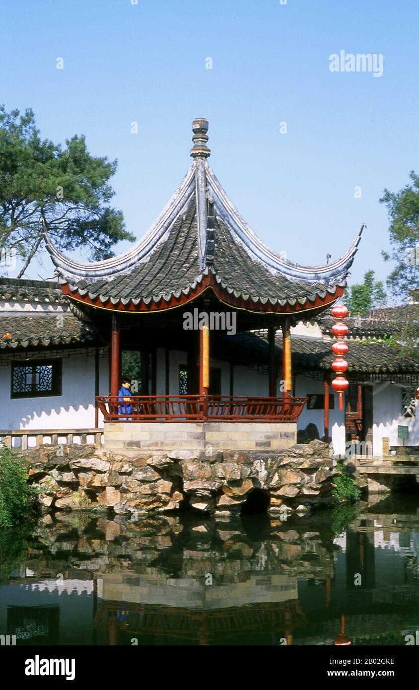 Suzhou, die Stadt der Kanäle und Gärten, wurde von Marco Polo "Venedig des Ostens" genannt. Ein altes chinesisches Sprichwort besagt: "Im Himmel gibt es das Paradies; auf der Erde gibt es Suzhou". Die Liebesbeziehung der Stadt mit Gärten geht auf 2.500 Jahre zurück und dauert immer noch an. Zur Zeit der Ming-Dynastie (1368-1644) gab es 250 Gärten, von denen etwa hundert überleben, obwohl nur wenige für die Öffentlichkeit zugänglich sind. Stockfoto