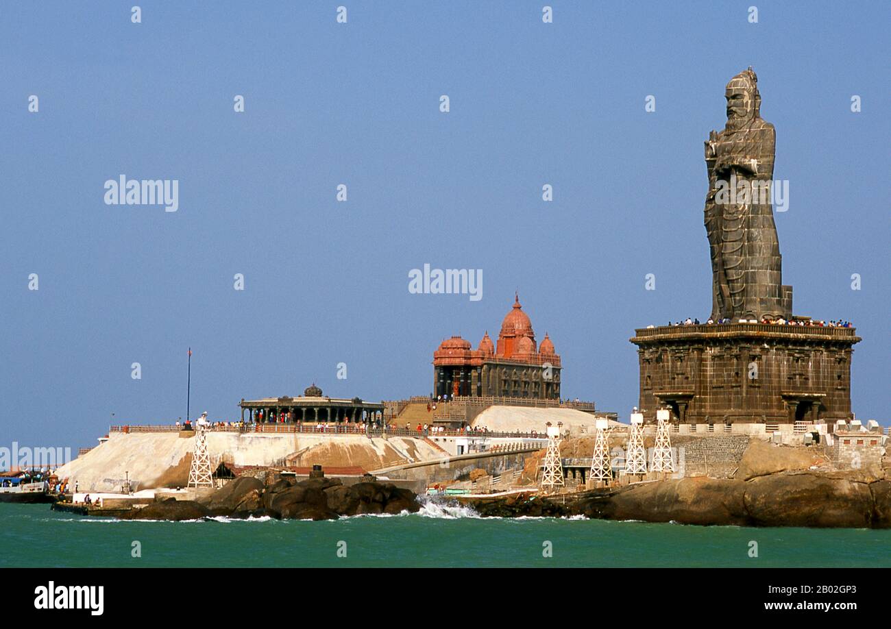 Indien: Statue des tamilischen Dichters und heiligen, Thiruvalluvar, und das Vivekananda Rock Memorial (links), Kanyakumari, Tamil Nadu. Thiruvalluvar war ein tamilischer Dichter und Philosoph, der zwischen dem 1. Jahrhundert v. Chr. und dem 8. Jahrhundert n. Chr. in Kanyakumari geboren wurde. Sein Beitrag zur tamilischen Literatur ist das Thirukkural, ein Werk über Ethik. Swami Vivekananda (1863–1902), geboren als Narendra Nath Datta, war ein indischer Hindumönch und Hauptschüler des heiligen Ramakrishna aus dem 19. Jahrhundert. Er war eine Schlüsselfigur bei der Einführung der indischen Philosophien von Vedanta und Yoga in die westliche Welt. Stockfoto