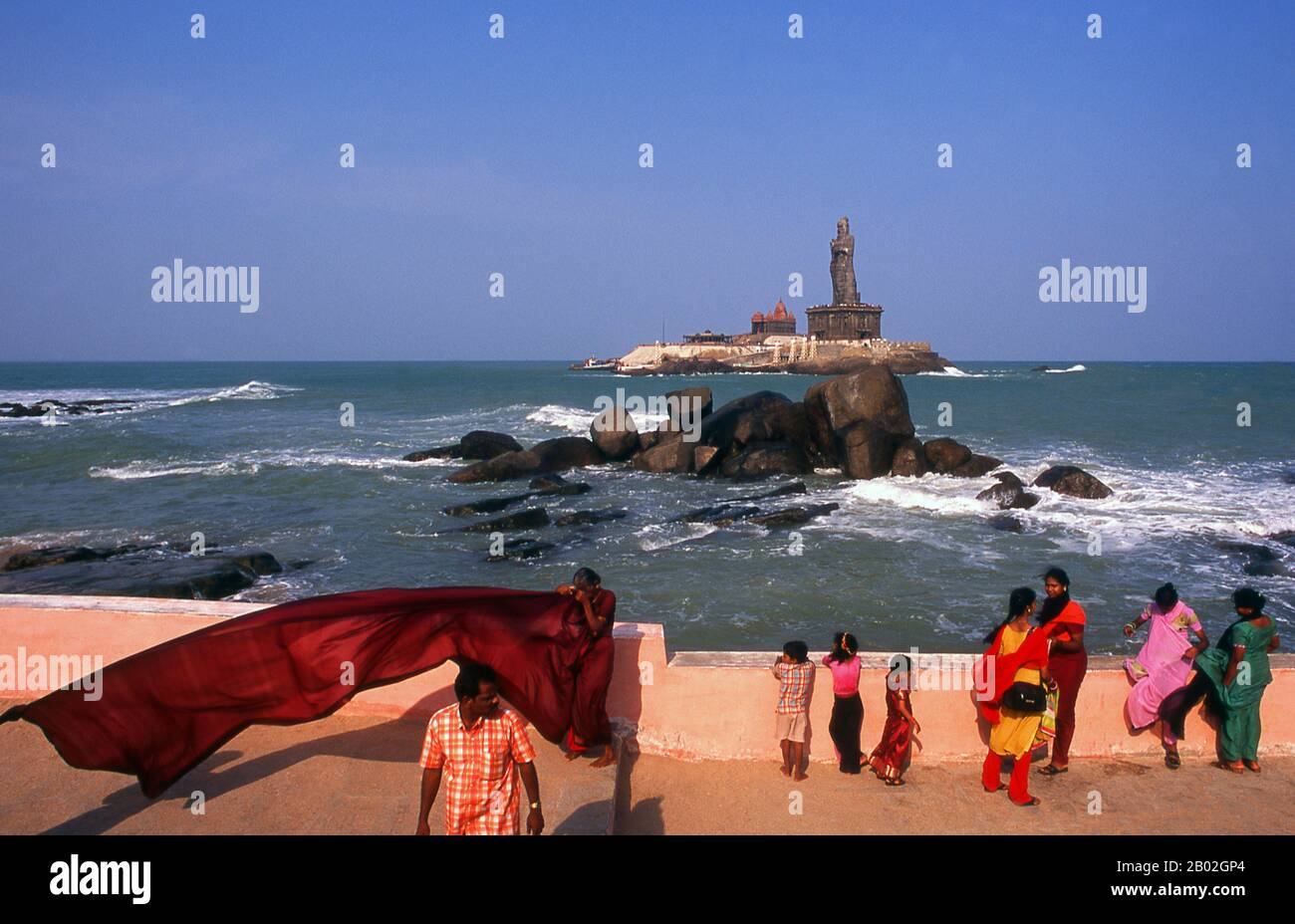 Indien: Statue des tamilischen Dichters und heiligen, Thiruvalluvar, und das Vivekananda Rock Memorial (links), Kanyakumari, Tamil Nadu. Thiruvalluvar war ein tamilischer Dichter und Philosoph, der zwischen dem 1. Jahrhundert v. Chr. und dem 8. Jahrhundert n. Chr. in Kanyakumari geboren wurde. Sein Beitrag zur tamilischen Literatur ist das Thirukkural, ein Werk über Ethik. Swami Vivekananda (1863–1902), geboren als Narendra Nath Datta, war ein indischer Hindumönch und Hauptschüler des heiligen Ramakrishna aus dem 19. Jahrhundert. Er war eine Schlüsselfigur bei der Einführung der indischen Philosophien von Vedanta und Yoga in die westliche Welt. Stockfoto