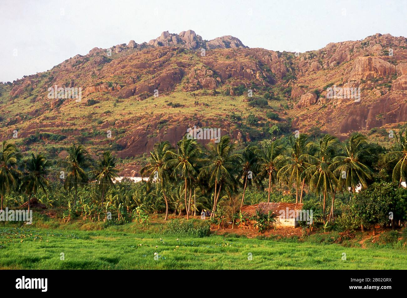 Die Westghats sind eine Gebirgskette entlang der westlichen Seite Indiens. Es gehört zum UNESCO-Weltkulturerbe und ist eines der biologisch vielfältigsten Gebiete der Welt. Es wird manchmal auch als "Great Escarpment of India" bezeichnet. Die Strecke verläuft nach Norden bis Süden am westlichen Rand des Dekkan-Plateaus und trennt das Plateau von einer schmalen Küstenebene, die Konkan genannt wird, entlang des Arabischen Meeres. Stockfoto
