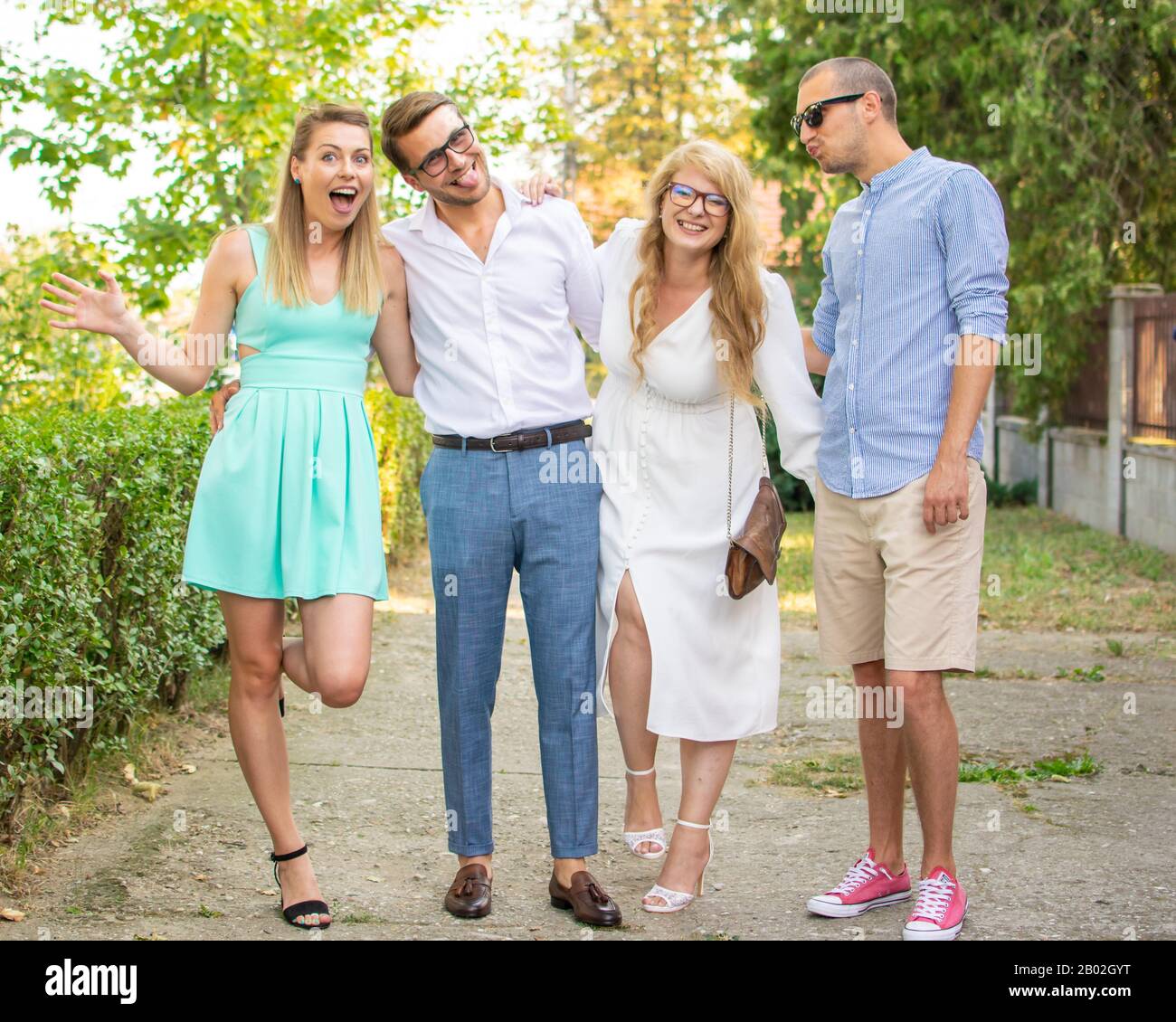 Gruppe von vier Freunden, die lautstark im Freien lachen, Stockfoto