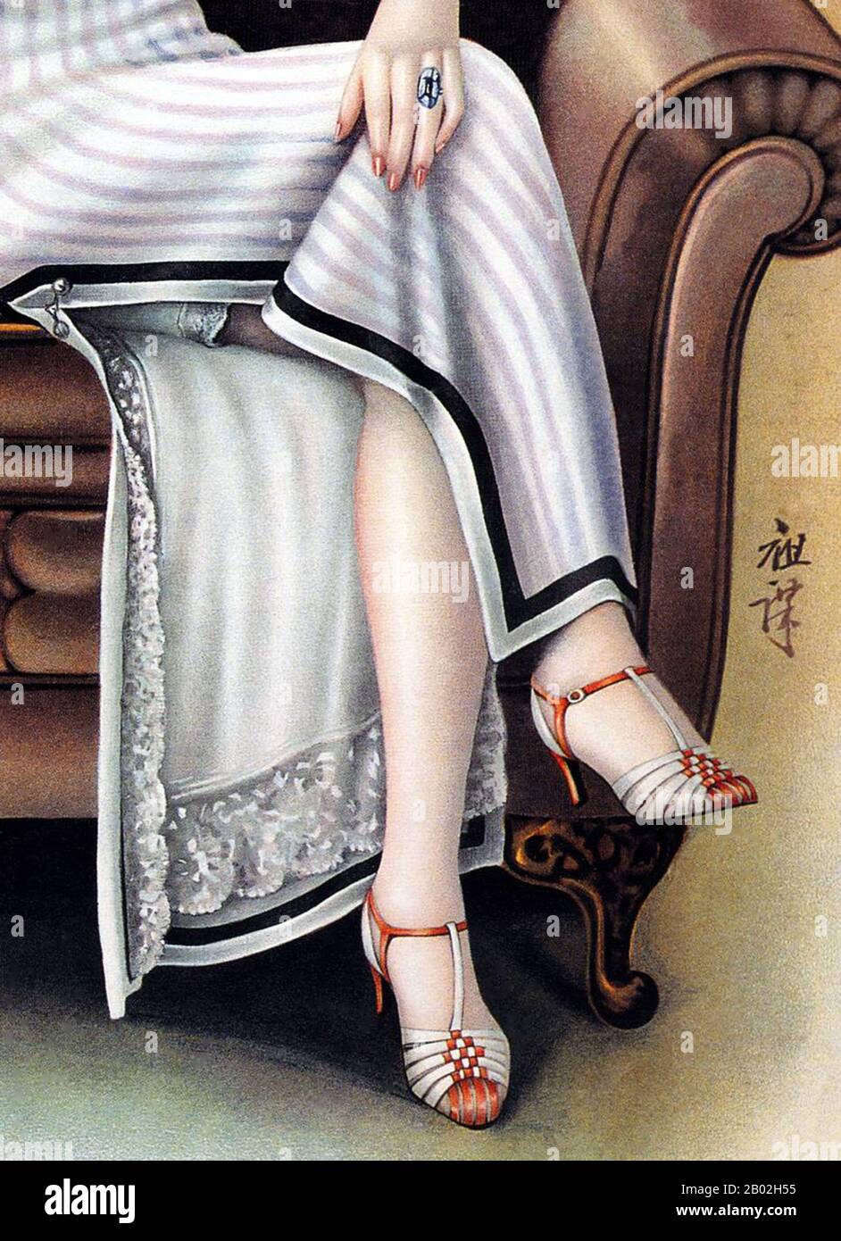 Die Fußbindung, obwohl sie nach dem Sturz des Qing Empiore im Jahr 1911 notorisch verboten war, wurde in einigen abgelegenen Gebieten noch einige Jahre unter der chinesischen Republik (1911-1949) fortgesetzt. Nicht so in Shanghai, immer der Arbitor moderner Geschmäcker und Mode. Als Folge davon hatten Mitte der 1930er Jahre Shanghais Zhejiang Road, Fujian Road und Nanjing Road mehr als einhundert Schuhgeschäfte zwischen sich, wobei hochqualifizierte Schuhmacher westliche Stile kopieren, darunter High Heels und Open Toe Lederschuhe, die beliebtesten unter diesen waren. Eine Shanghaier Frau, in qipao gekleidet und in hohen Fersen gehüllt, wurde zum ICO Stockfoto