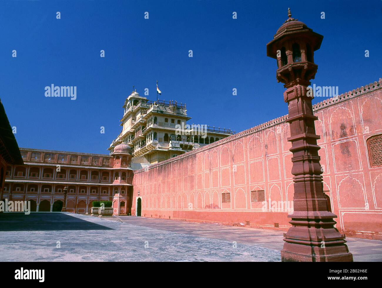 Der Stadtpalast wurde zwischen 1729 und 1732 erbaut, zunächst von Maharaja Sawai Jai Singh II Er plante und baute die Außenmauern, spätere Anbauten wurden von aufeinanderfolgenden Herrschern bis ins 20. Jaipur ist die Hauptstadt und größte Stadt des indischen Bundesstaats Rajasthan. Sie wurde am 18. November 1727 von Maharaja Sawai Jai Singh II., dem Machthaber von Amber, gegründet, nach dem die Stadt benannt wurde. Die Stadt zählt heute 3,1 Millionen Einwohner. Jaipur ist als Pink City of India bekannt. Die Stadt ist bemerkenswert unter den vormodernen indischen Städten für die Breite und Regelmäßigkeit ihrer Straßen, die ar Stockfoto